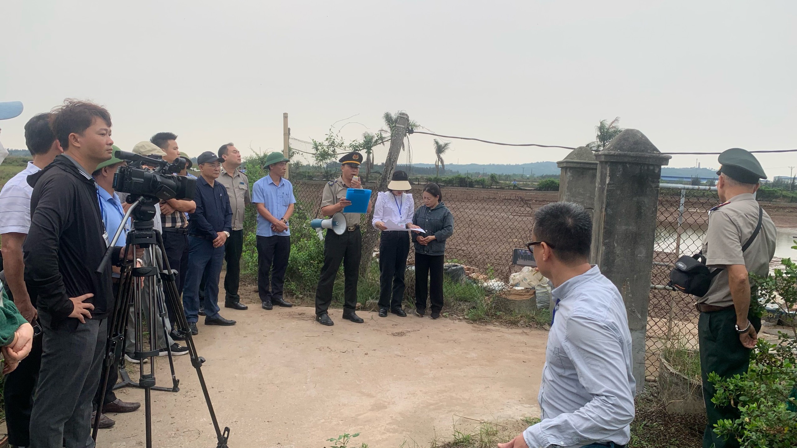 Chi cục Thi hành án dân sự quận Đồ Sơn tổ chức cưỡng chế trả lại diện tích đất nuôi trồng thủy sản sản là 7.923,4m2 đất tại khu đầm A và 6.877,7m2 đất tại khu đầm B tại thửa đất số 01, tờ bản đồ số 05-2020 tại Tổ dân phố 8, phường Ngọc Xuyên, quận Đồ Sơn