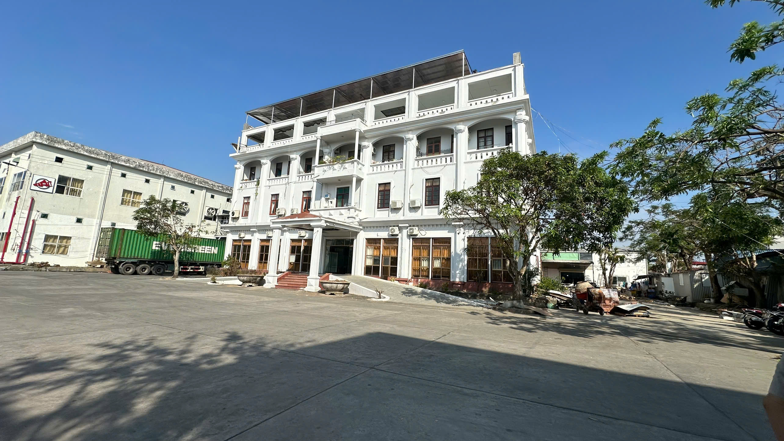 Sáng ngày 16/10/2024,  Chi cục Thi hành án dân sự quận Đồ Sơn tổ chức cưỡng chế kê biên tài sản để đảm bảo việc thanh toán nợ cho là Ngân hàng TMCP Đầu tư và Phát triển Việt Nam (BIDV) tại phường Minh Đức, quận Đồ Sơn, Hải Phòng.