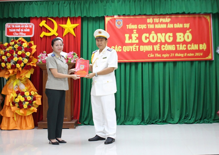 Trao quyết định bổ nhiệm Cục trưởng Cục Thi hành án dân sự thành phố Cần Thơ