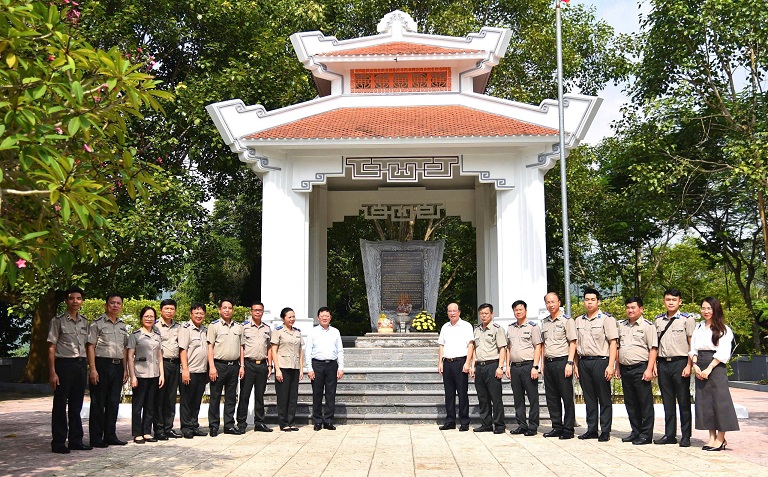 Thứ trưởng Mai Lương Khôi cùng Lãnh đạo Cục Quản lý Thi hành án dân sự dâng hương tại Khu di tích Bộ Tư pháp
