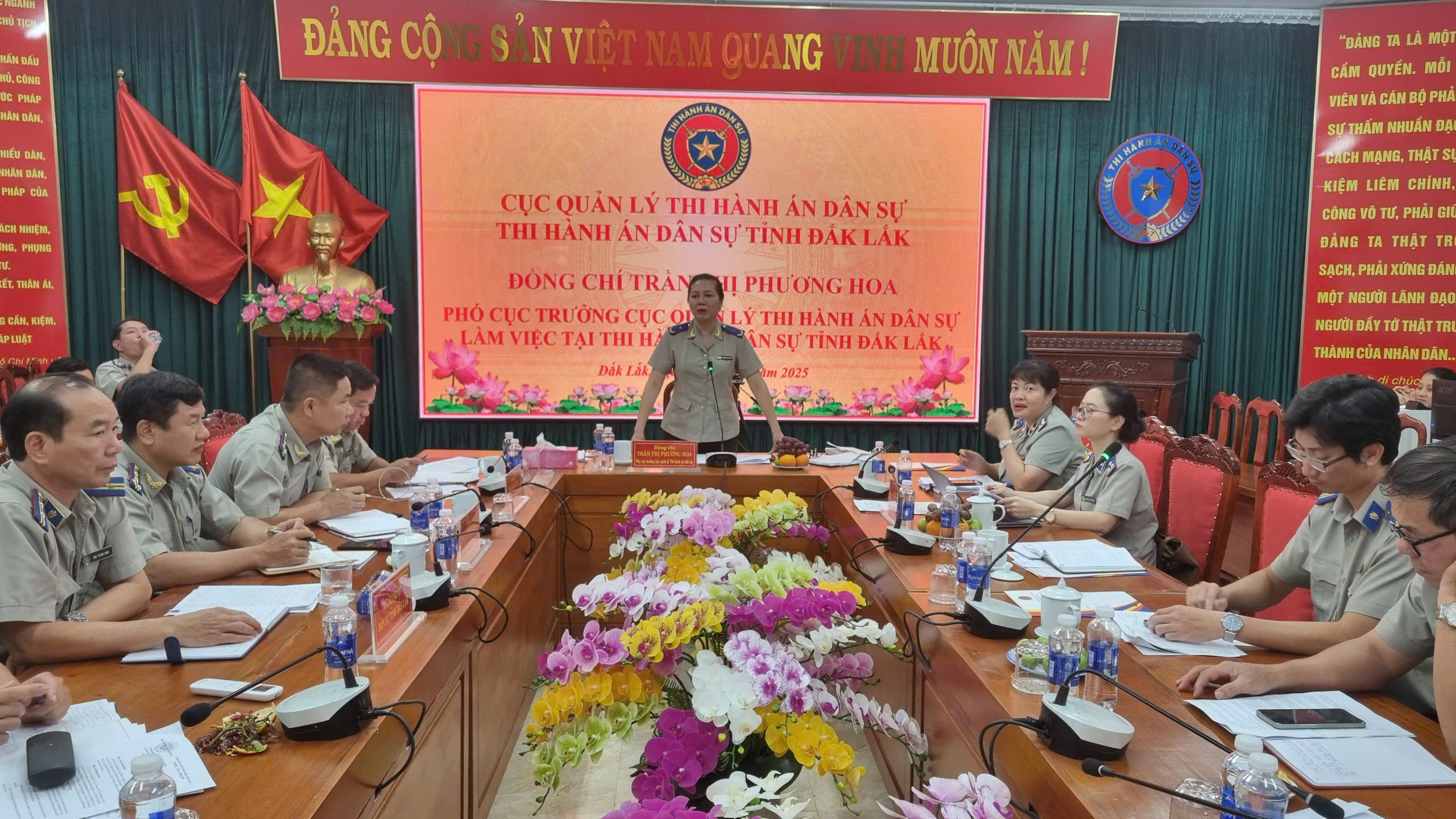 Phó Cục trưởng Cục Quản lý Thi hành án dân sự Trần Thị Phương Hoa kiểm tra, làm việc với Thi hành án dân sự tỉnh Đắk Lắk về kết quả thực hiện chỉ tiêu, nhiệm vụ 10 tháng năm 2025 và việc vận hành cơ quan THADS từ ngày 01/7/2025 đến nay.