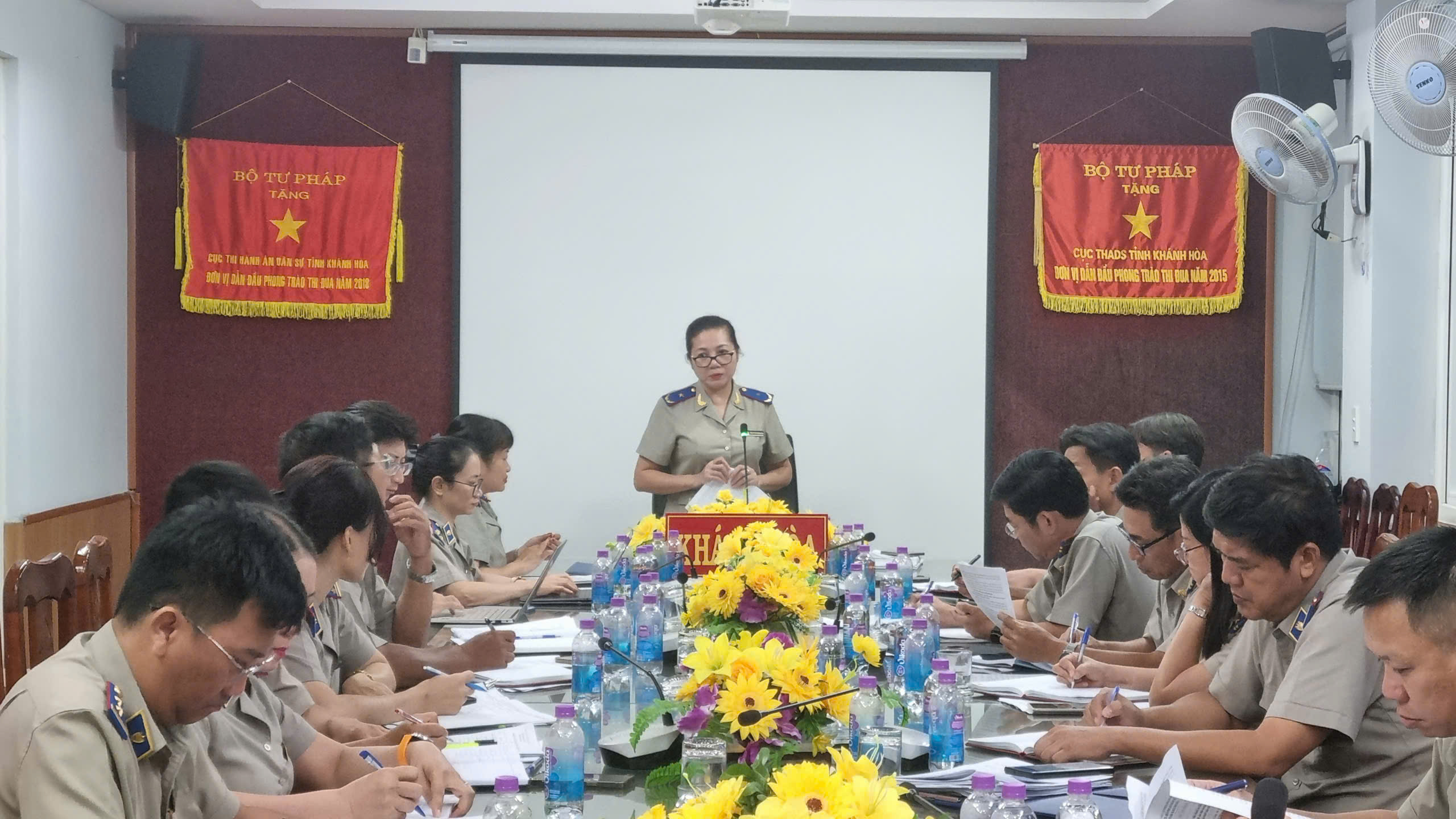 Phó Cục trưởng Cục Quản lý Thi hành án dân sự Trần Thị Phương Hoa kiểm tra, làm việc với Thi hành án dân sự tỉnh Khánh Hòa về kết quả thực hiện chỉ tiêu, nhiệm vụ 10 tháng năm 2025 và việc vận hành cơ quan THADS từ ngày 01/7/2025 đến nay.