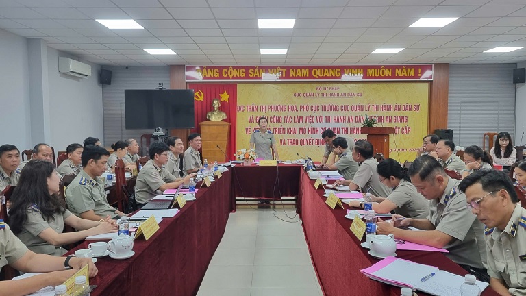 Phó Cục trưởng Cục Quản lý Thi hành án dân sự Trần Thị Phương Hoa kiểm tra, làm việc với Thi hành án dân sự tỉnh An Giang về kết quả thực hiện chỉ tiêu, nhiệm vụ 11 tháng năm 2025 và việc vận hành cơ quan THADS một cấp.