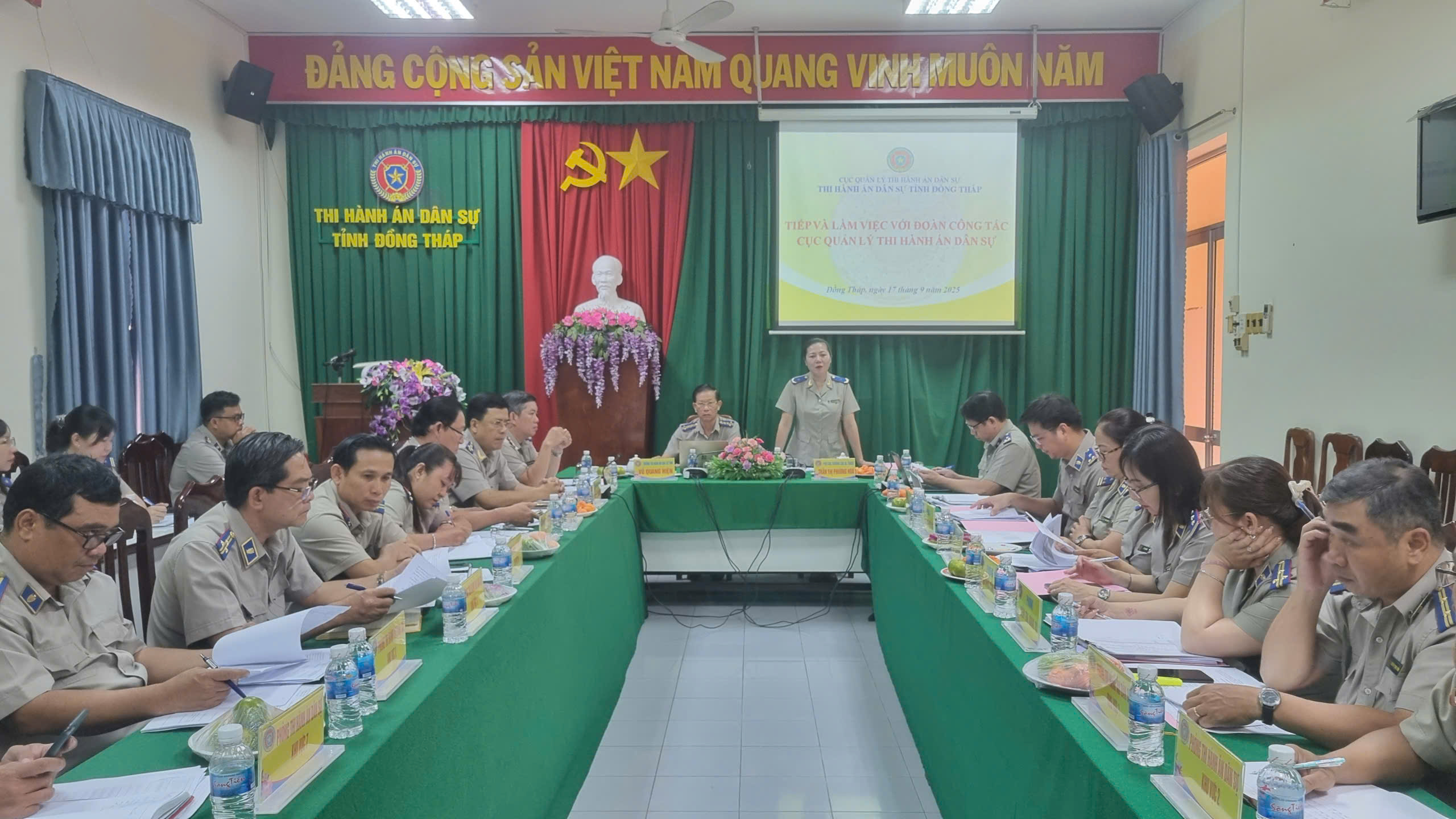 Phó Cục trưởng Cục Quản lý Thi hành án dân sự Trần Thị Phương Hoa kiểm tra, làm việc với Thi hành án dân sự tỉnh Đồng Tháp về kết quả thực hiện chỉ tiêu, nhiệm vụ 11 tháng năm 2025 và việc vận hành cơ quan THADS một cấp.