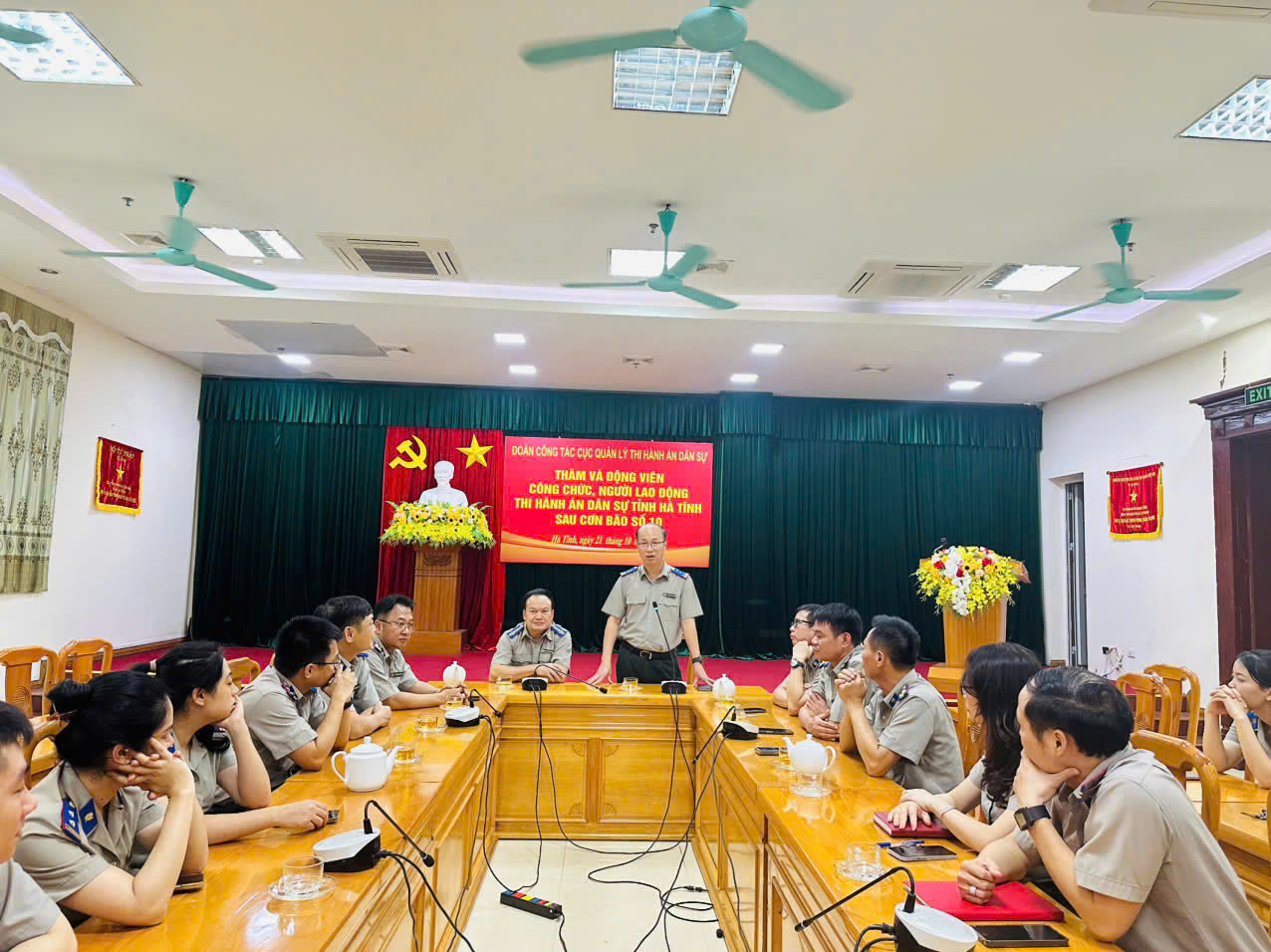 Cục Quản lý Thi hành án dân sự  thăm và hỗ trợ Thi hành án dân sự tỉnh Hà Tĩnh bị ảnh hưởng do cơn bão số 05 và cơn bão số 10