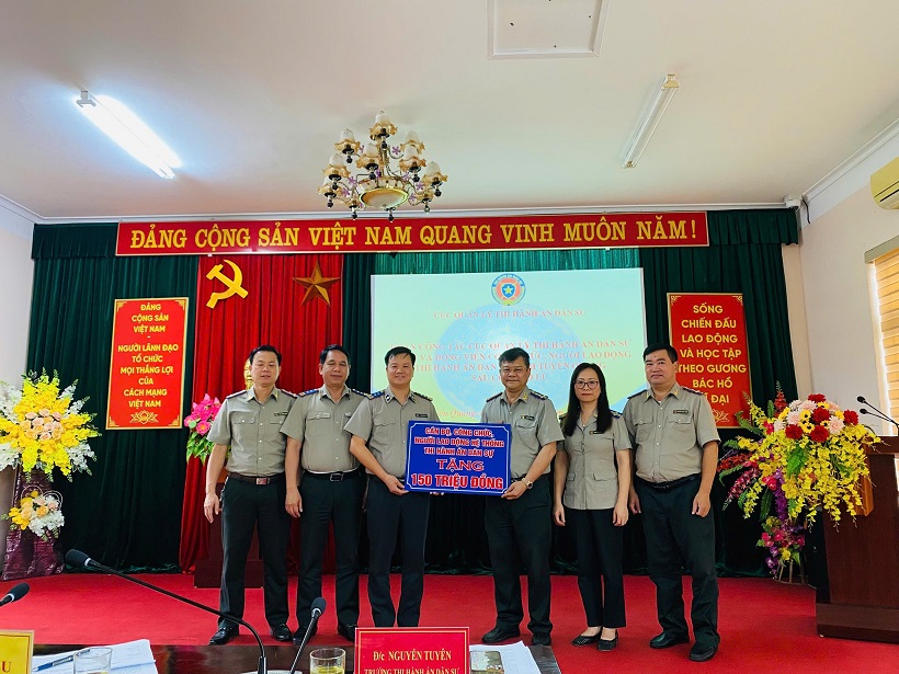 Cục Quản lý Thi hành án dân sự – Bộ Tư pháp thăm, động viên và trao quà hỗ trợ công chức, người lao động Thi hành án dân sự tỉnh Tuyên Quang bị ảnh hưởng bởi bão số 10