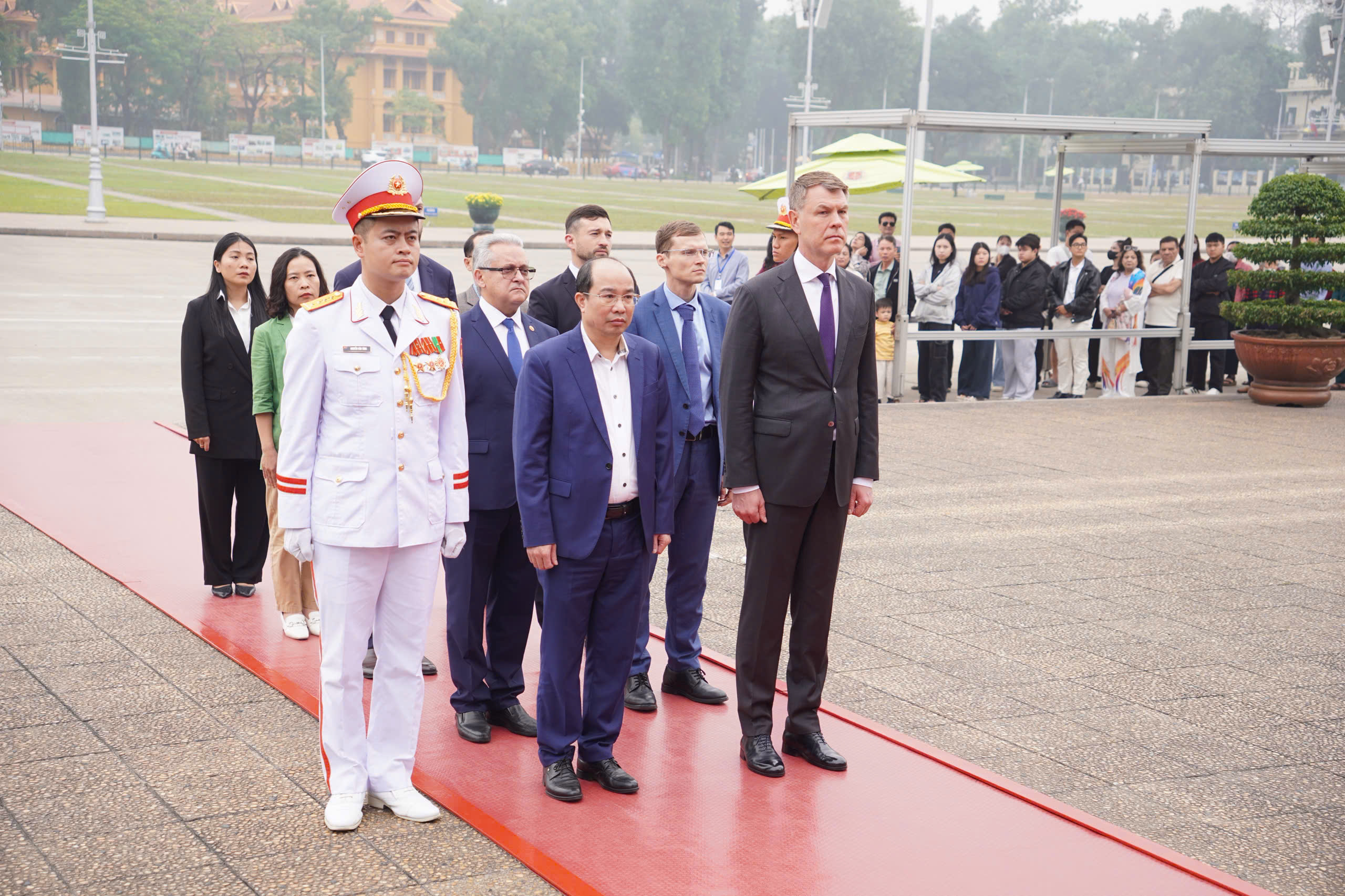 Đoàn công tác Cơ quan Thi hành án Liên bang Nga dâng hoa, vào Lăng viếng Chủ tịch Hồ Chí Minh và thăm Khu di tích Phủ Chủ tịch