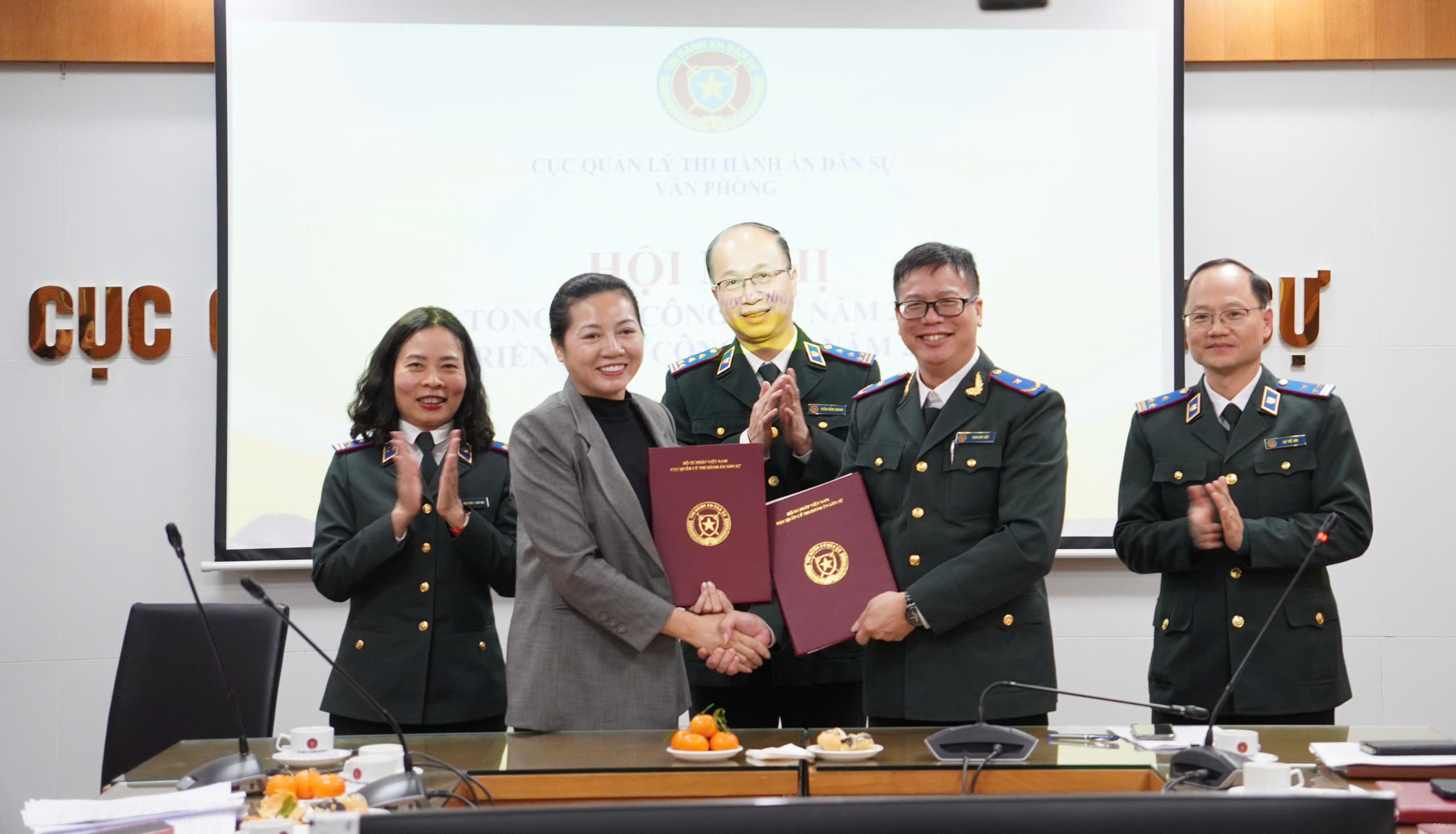 Cục Quản lý Thi hành án dân sự tổ chức Lễ bàn giao công tác Văn phòng