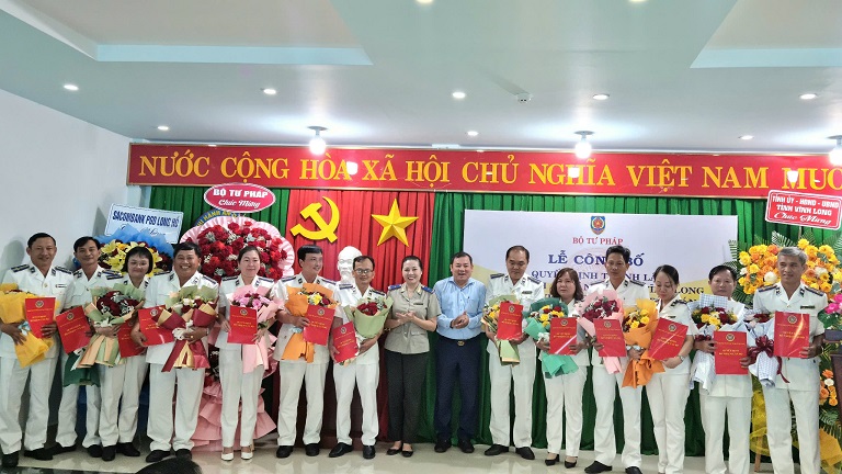 Công bố Quyết định thành lập Thi hành án dân sự tỉnh Vĩnh Long và các Quyết định về công tác cán bộ