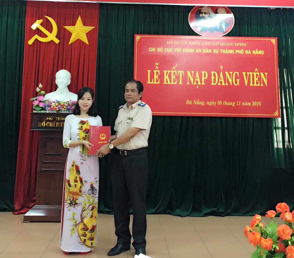 CHI BỘ CỤC THI HÀNH ÁN DÂN SỰ TP ĐÀ NẴNG  TỔ CHỨC LỄ KẾT NẠP ĐẢNG VIÊN