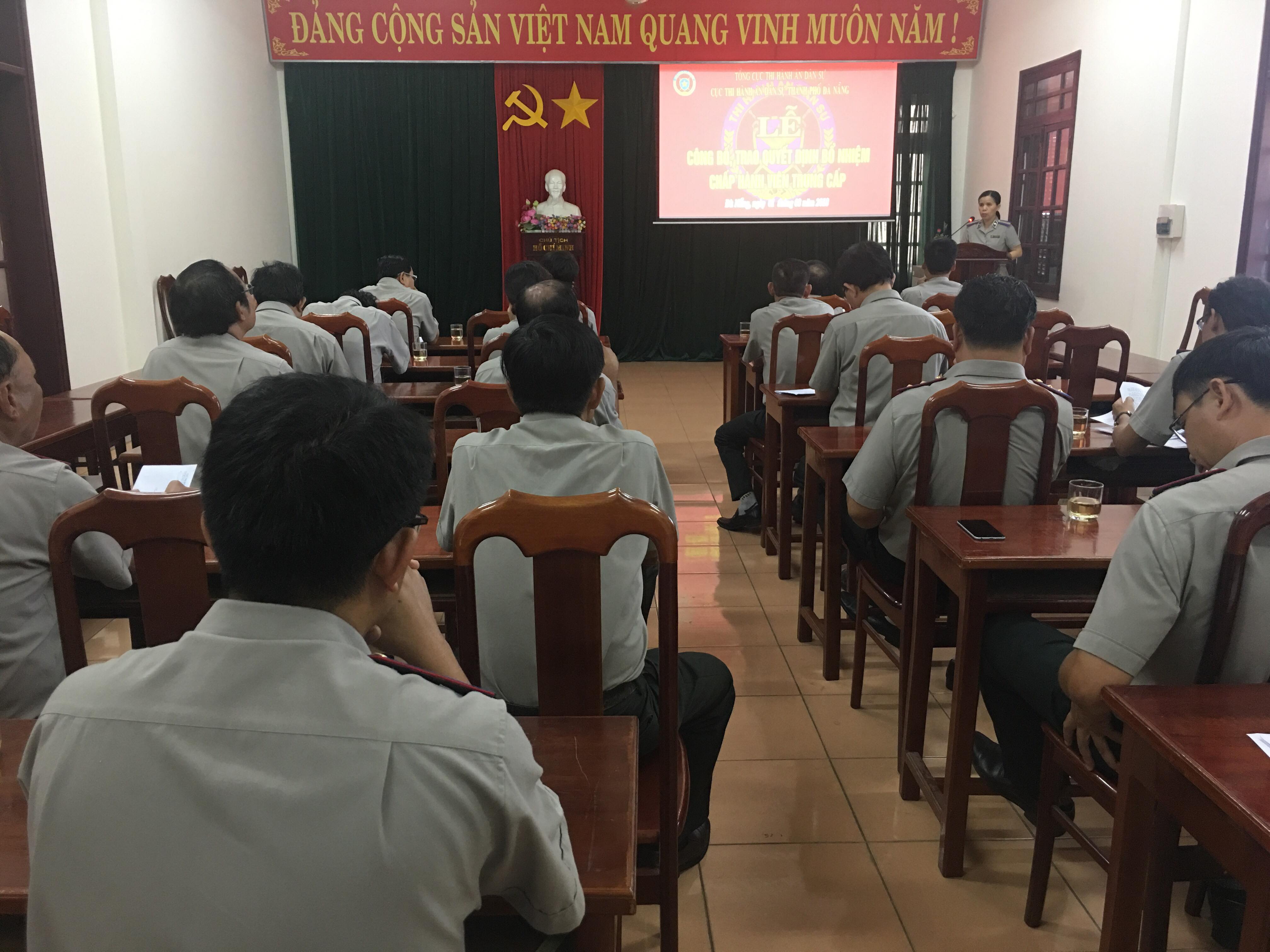 Lễ công bố quyết định bổ nhiệm Chấp hành viên trung cấp