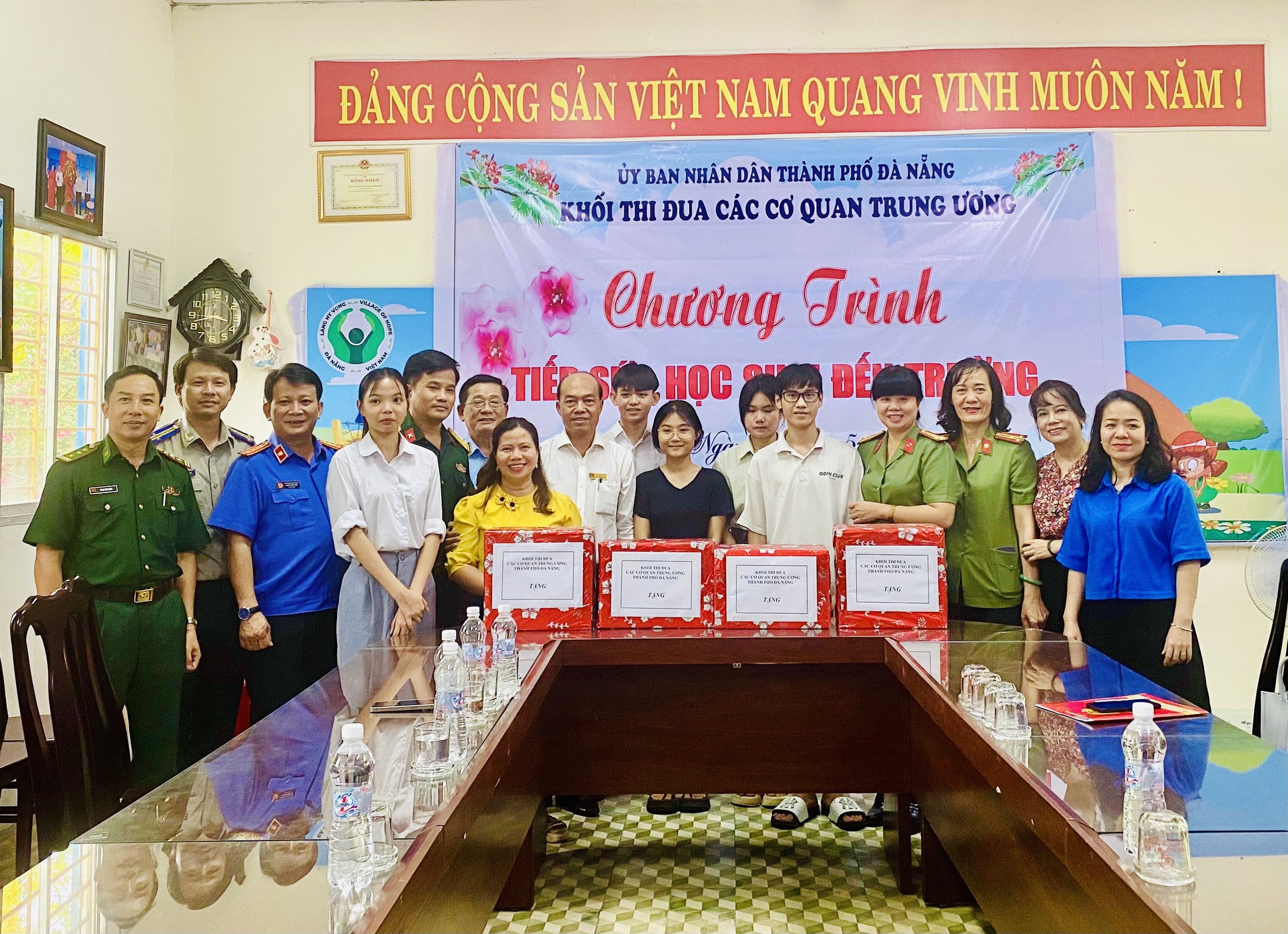 Cục Thi hành án dân sự thành phố Đà Nẵng tham gia cùng Khối Thi đua các cơ quan Trung ương tại thành phố Đà Nẵng thăm và tặng quà tại Làng Hy Vọng, thành phố Đà Nẵng nhân dịp Quốc tế thiếu nhi 1-6