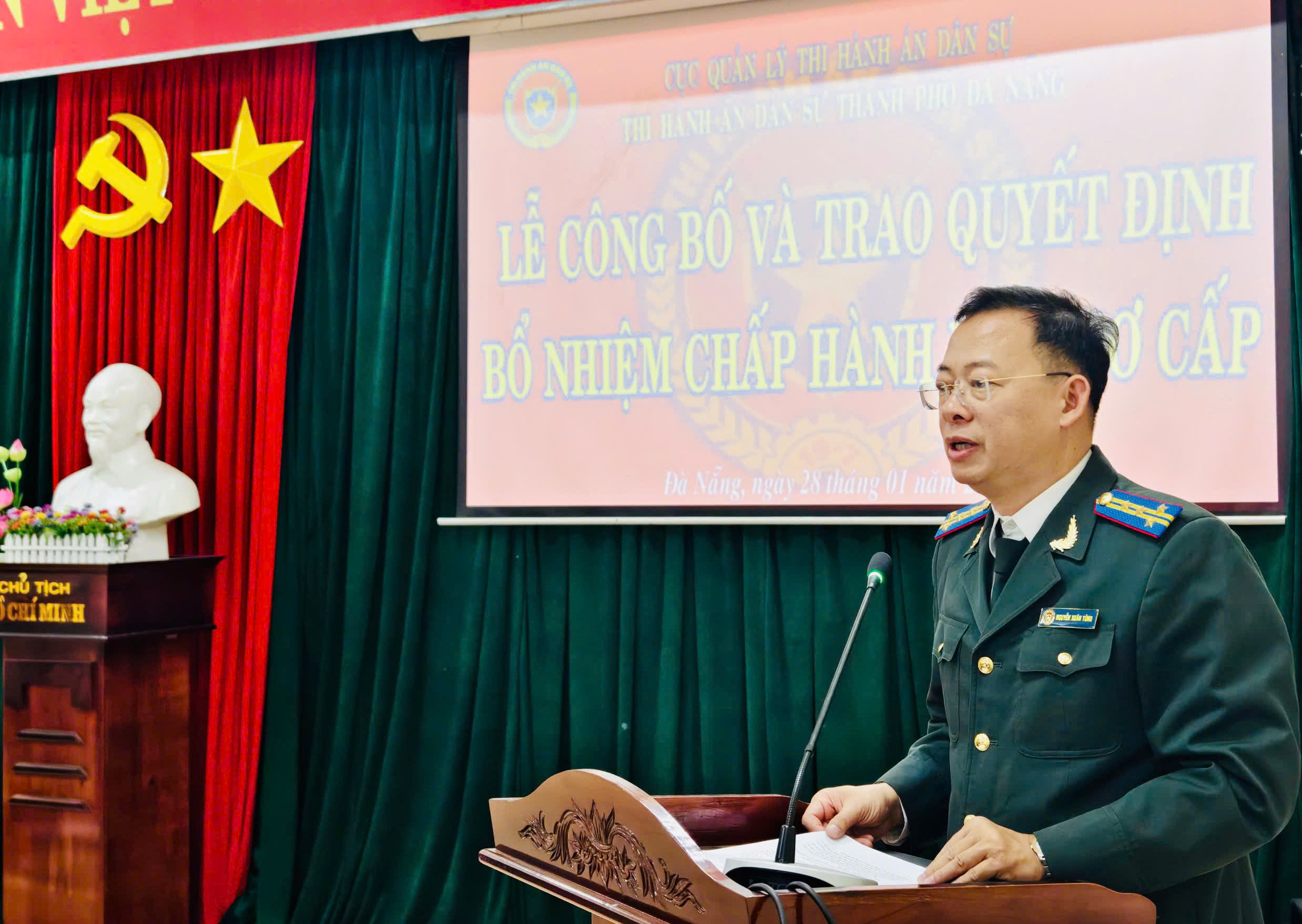 Thi hành án dân sự thành phố Đà Nẵng công bố và trao Quyết định bổ nhiệm, xếp ngạch Chấp hành viên sơ cấp