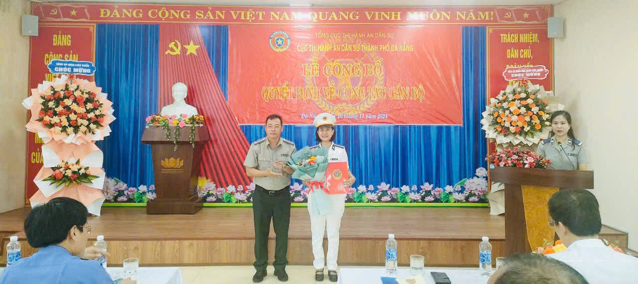 Trao quyết định bổ nhiệm Phó Chi cục trưởng Chi cục Thi hành án dân sự quận Liên Chiểu, thành phố Đà Nẵng