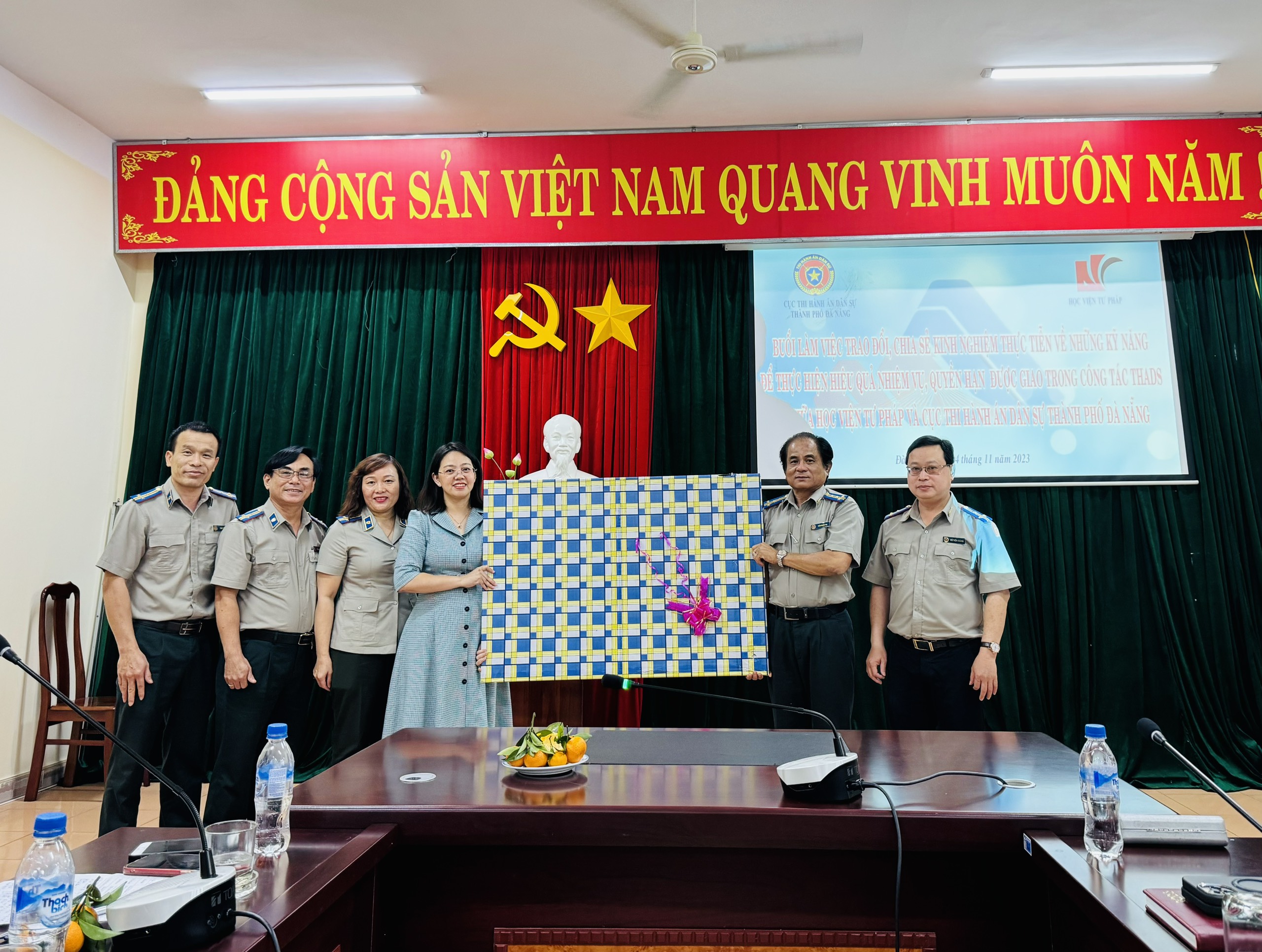 Nghiên cứu, trao đổi kinh nghiệm trong công tác thi hành án dân sự