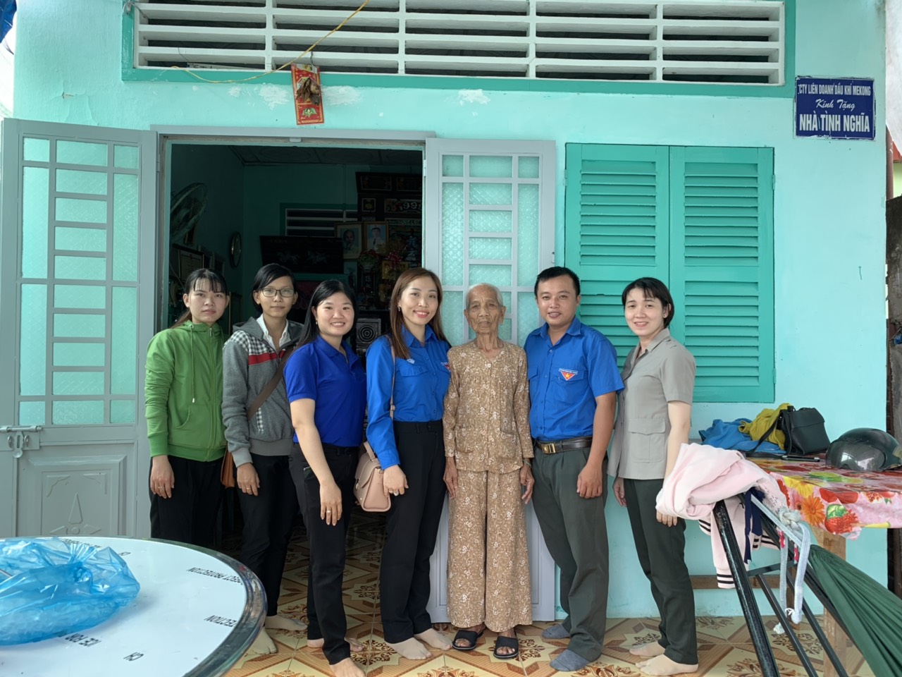 CHI ĐOÀN CỤC THI HÀNH ÁN DÂN SỰ THÀNH PHỐ THĂM  VÀ TẶNG QUÀ MẸ VIỆT NAM ANH HÙNG