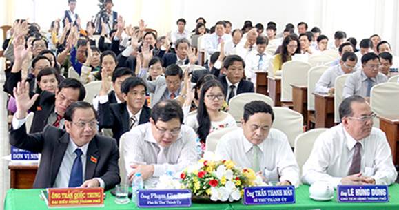 Đại biểu HĐND thành phố biểu quyết thông qua các Nghị quyết tại kỳ họp