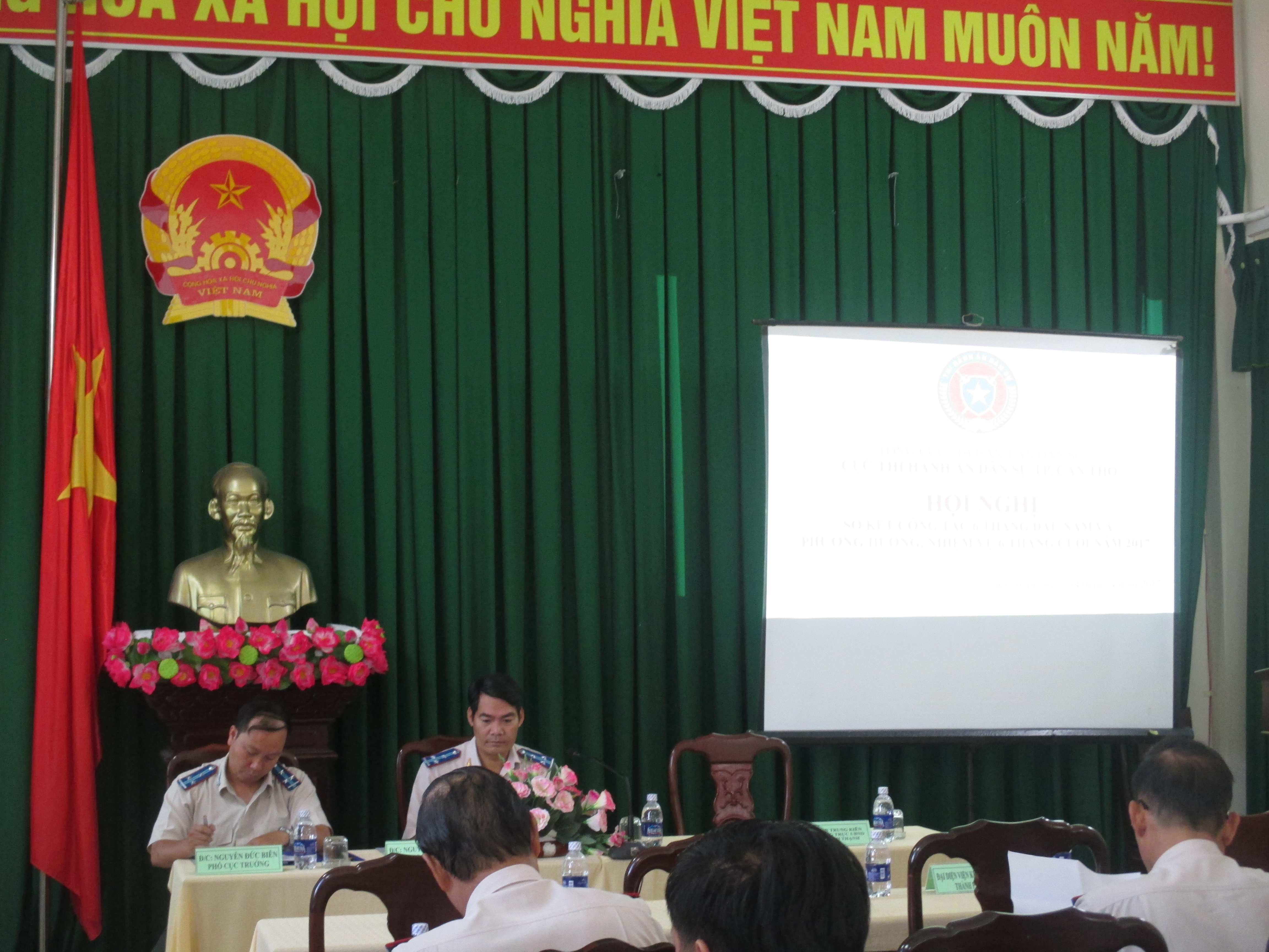 Đoàn công tác của Thành ủy do đồng chí Phạm Gia Túc -Phó Bí thư Thành uỷ thành phố Cần Thơ làm việc với Cục Thi hành án dân sự thành phố về tình hình công tác thi hành án dân sự năm 2016 và chương trình, nhiệm vụ trọng tâm năm 2017.