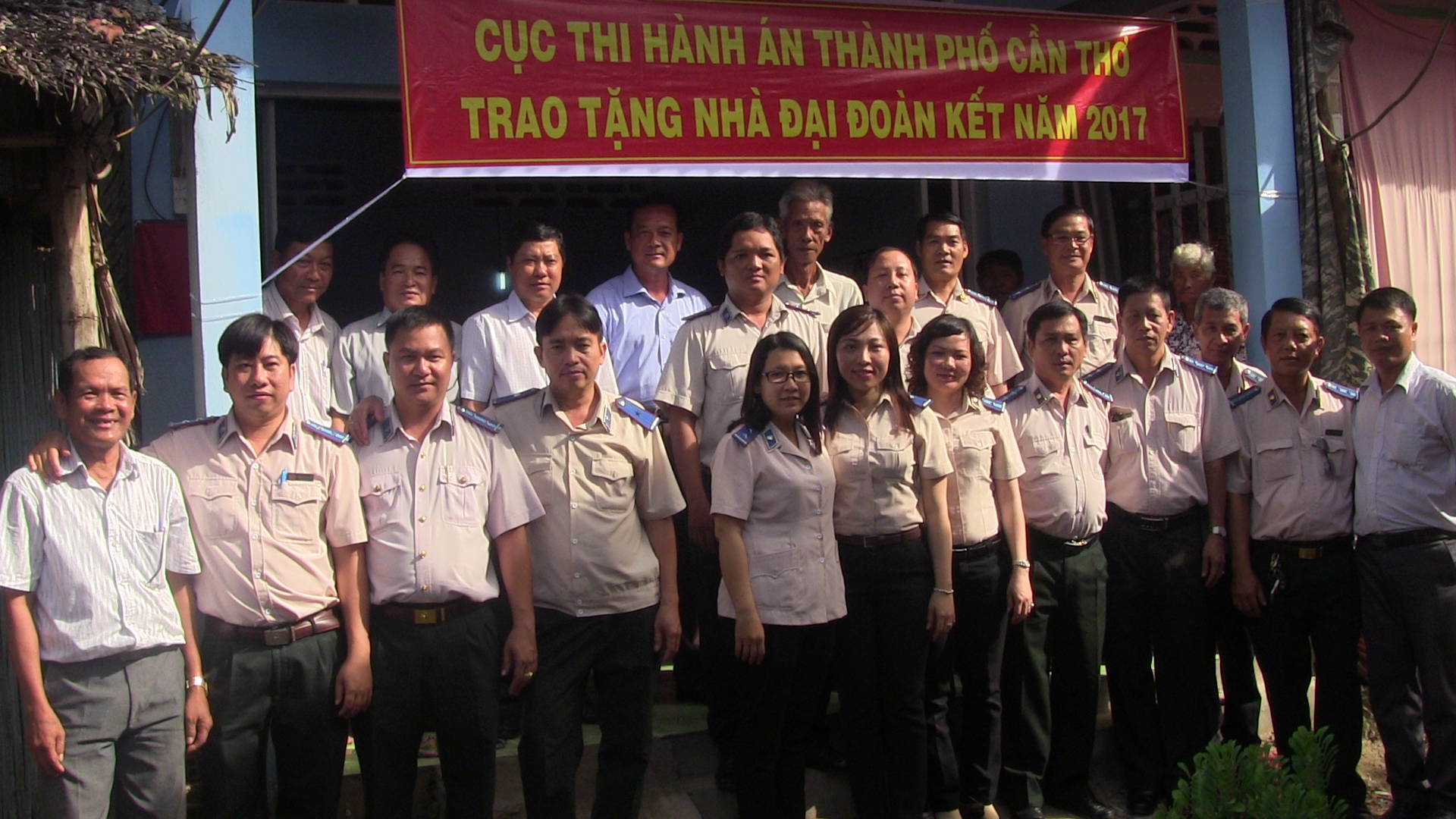 CỤC THI HÀNH ÁN DÂN SỰ TRAO NHÀ ĐẠI ĐOÀN KẾT