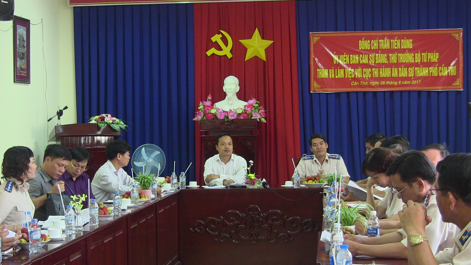 Thứ trưởng Bộ Tư pháp cùng Đoàn công tác của Bộ đến thăm và làm việc với Cục Thi hành án dân sự thành phố Cần Thơ