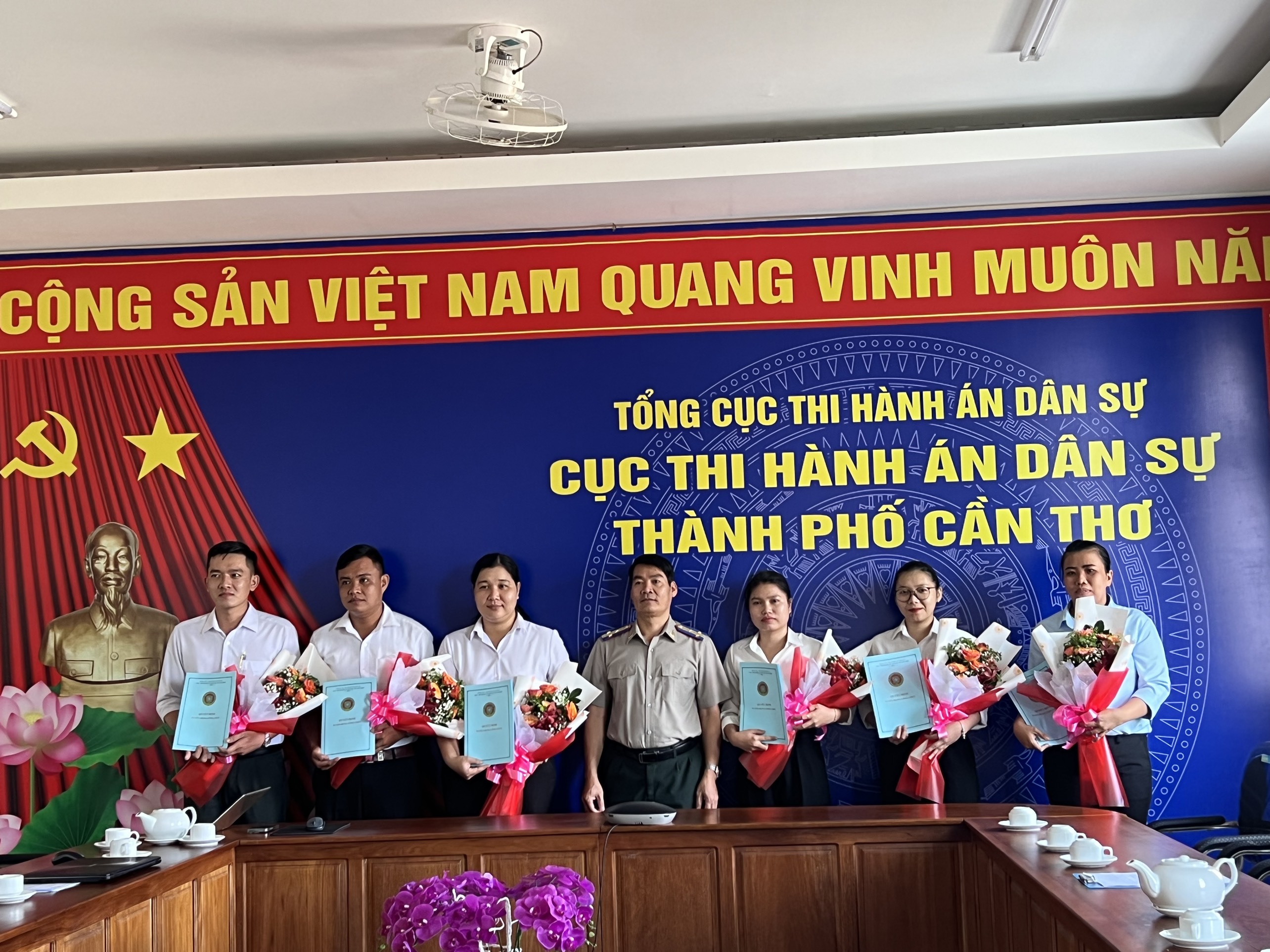 Cục Thi hành án dân sự thành phố Cần Thơ tổ chức Lễ công bố quyết định tuyển dụng công chức