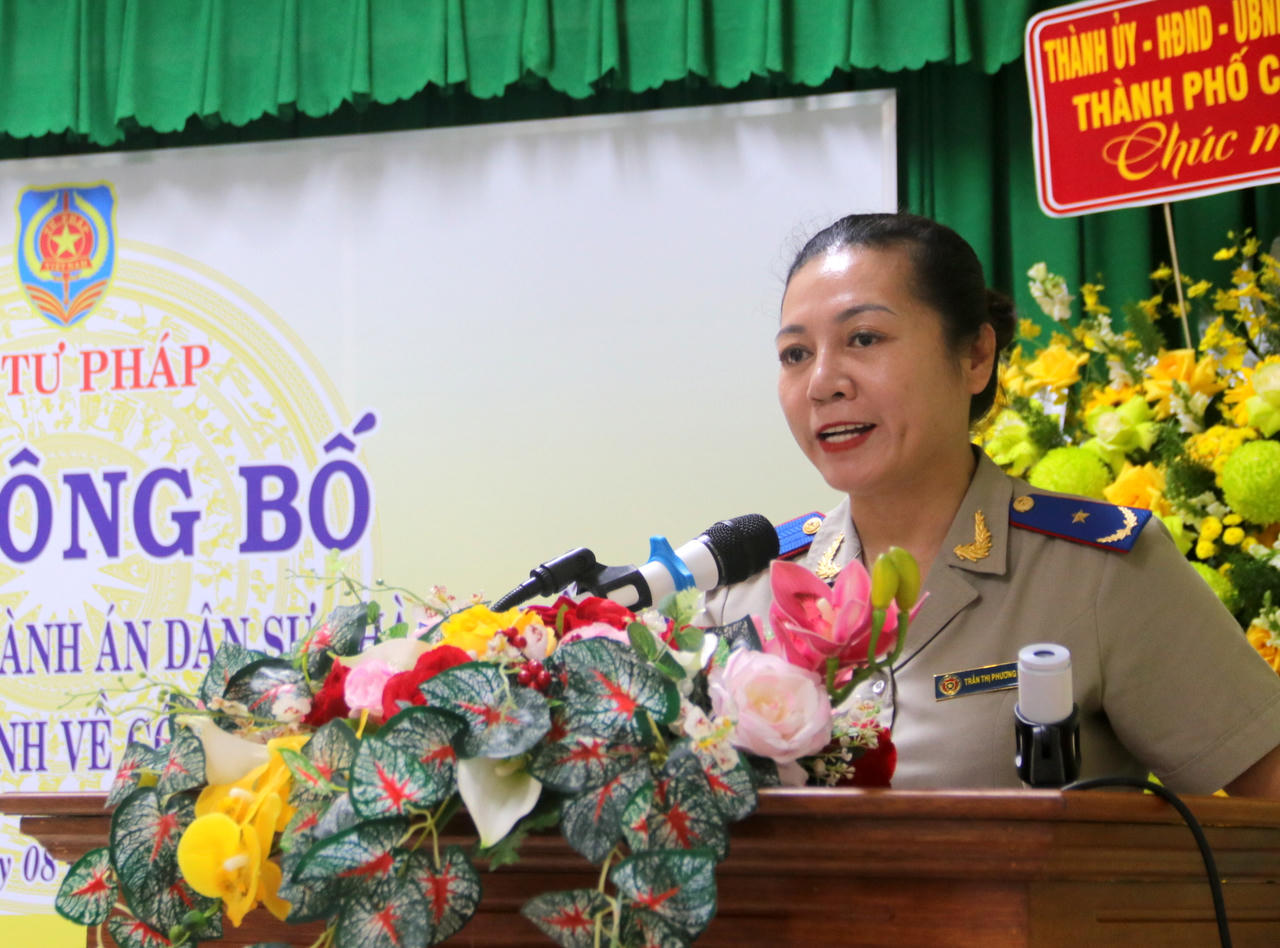 Bà Trần Thị Phương Hoa - Phó Cục trưởng Cục Quản lý THADS đã công bố quyết định