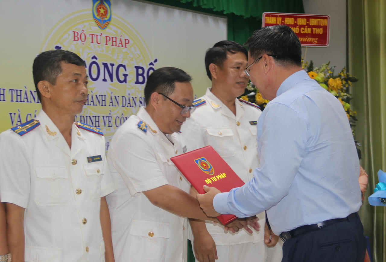 Thứ trưởng Bộ Tư pháp Nguyễn Thanh Ngọc trao quyết định cho ông Lê Phước Toàn - Trưởng THADS TP Cần Thơ