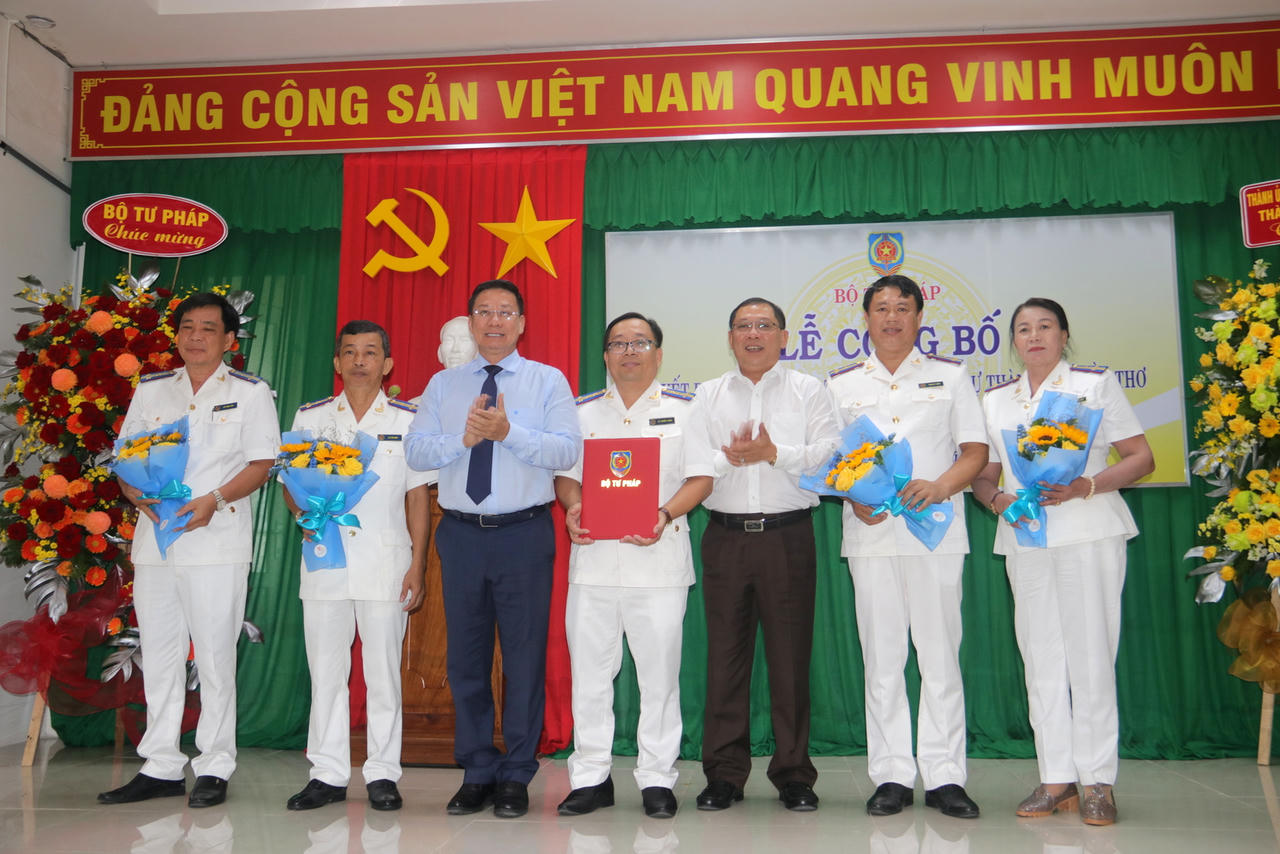 Thứ trưởng Bộ Tư pháp Nguyễn Thanh Ngọc trao quyết định thành lập THADS TP Cần Thơ