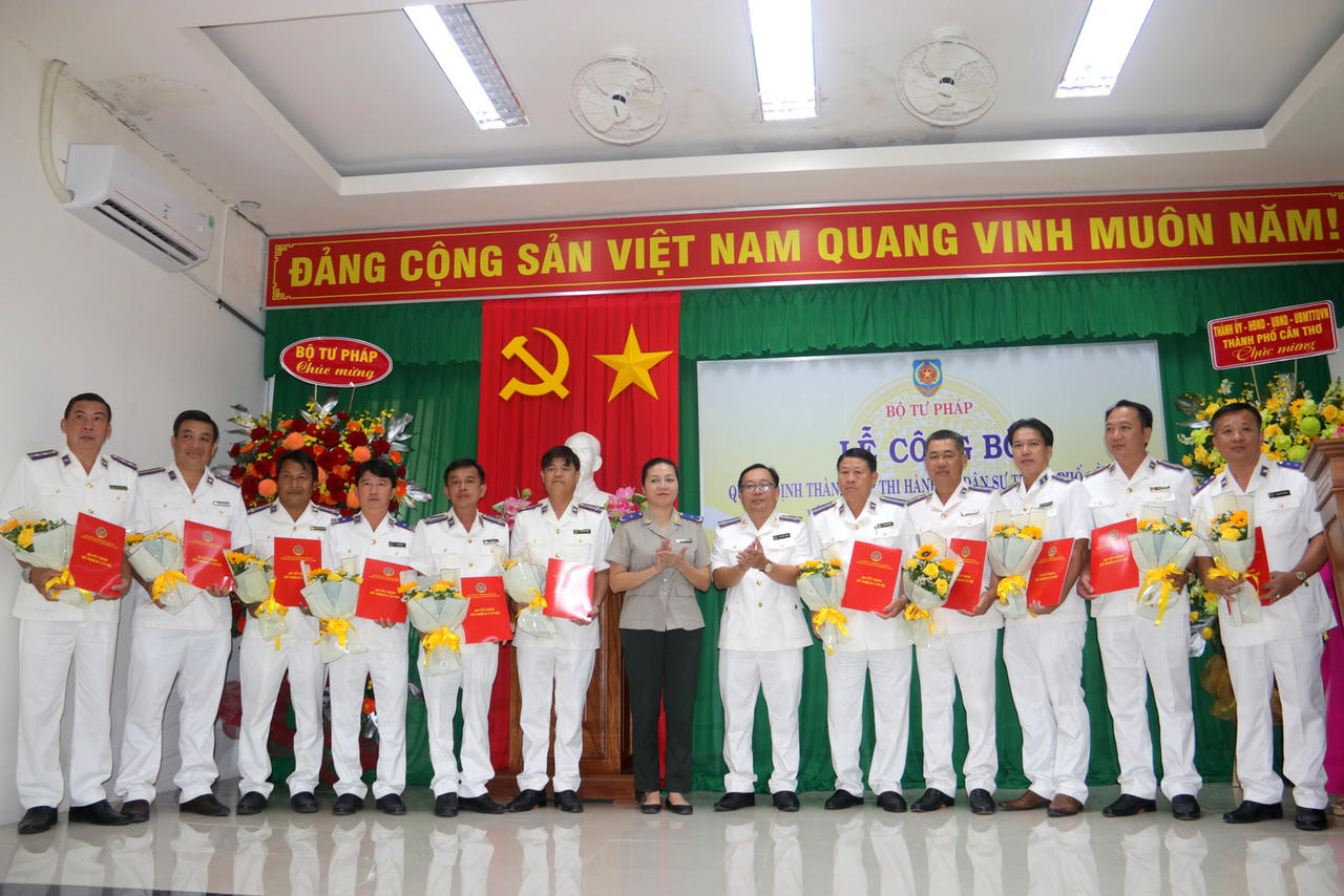 Trao quyết định cho các Trưởng phòng THADS các khu vực