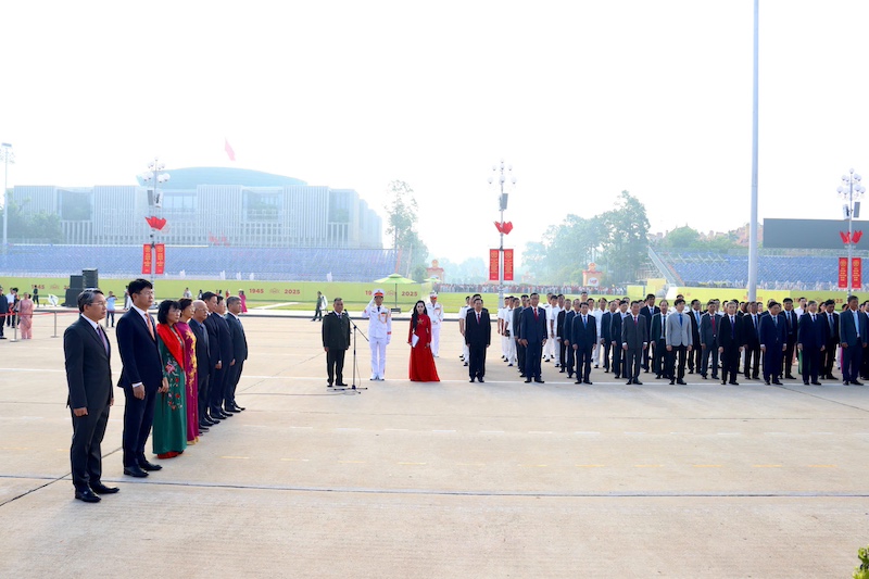 Đoàn đại biểu Bộ Tư pháp dâng hương tưởng niệm và báo công trước Anh linh Chủ tịch Hồ Chí Minh