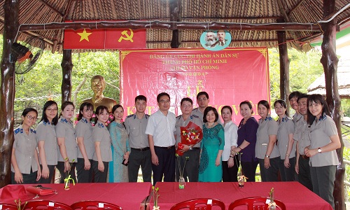 CHI BỘ VĂN PHÒNG CỤC THADS THÀNH PHỐ TỔ CHỨC LỄ KẾT NẠP ĐẢNG VIÊN