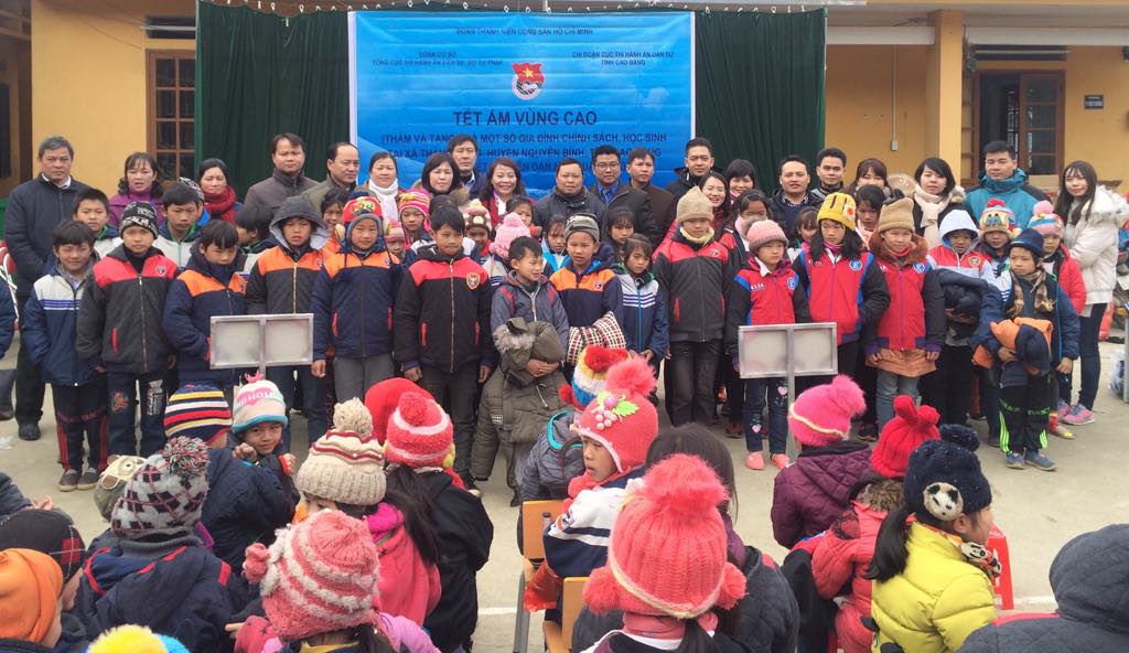 Đoàn thanh niên Tổng cục Thi hành án dân sự và Cục Thi hành án dân sự tỉnh Cao Bằng thăm và tặng quà Tết cổ truyền Mậu Tuất