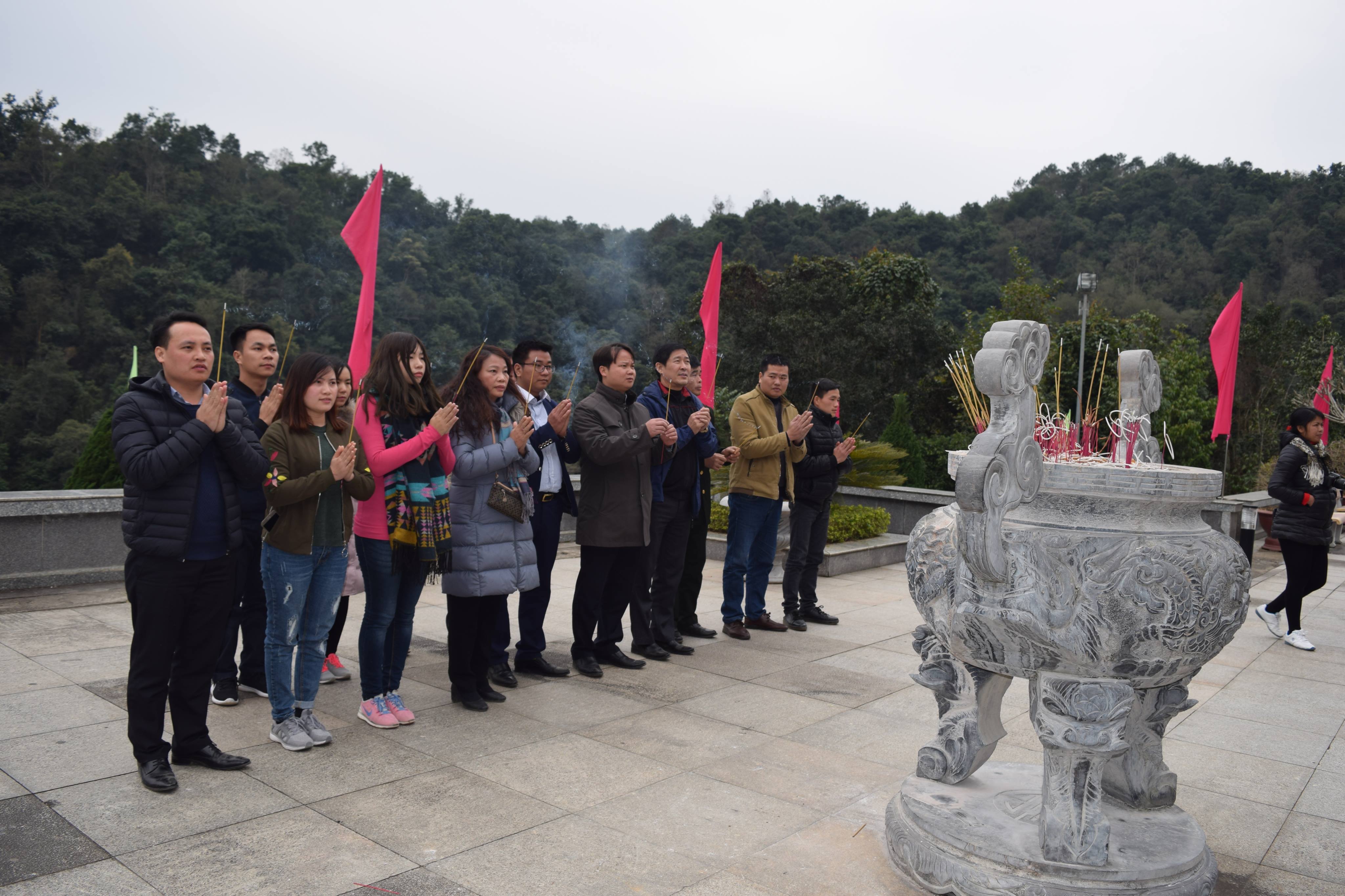 Đoàn Thanh niên Tổng cục Thi hành án dân sự và Cục Thi hành án dân sự tỉnh Cao Bằng về nguồn tại Pác Bó