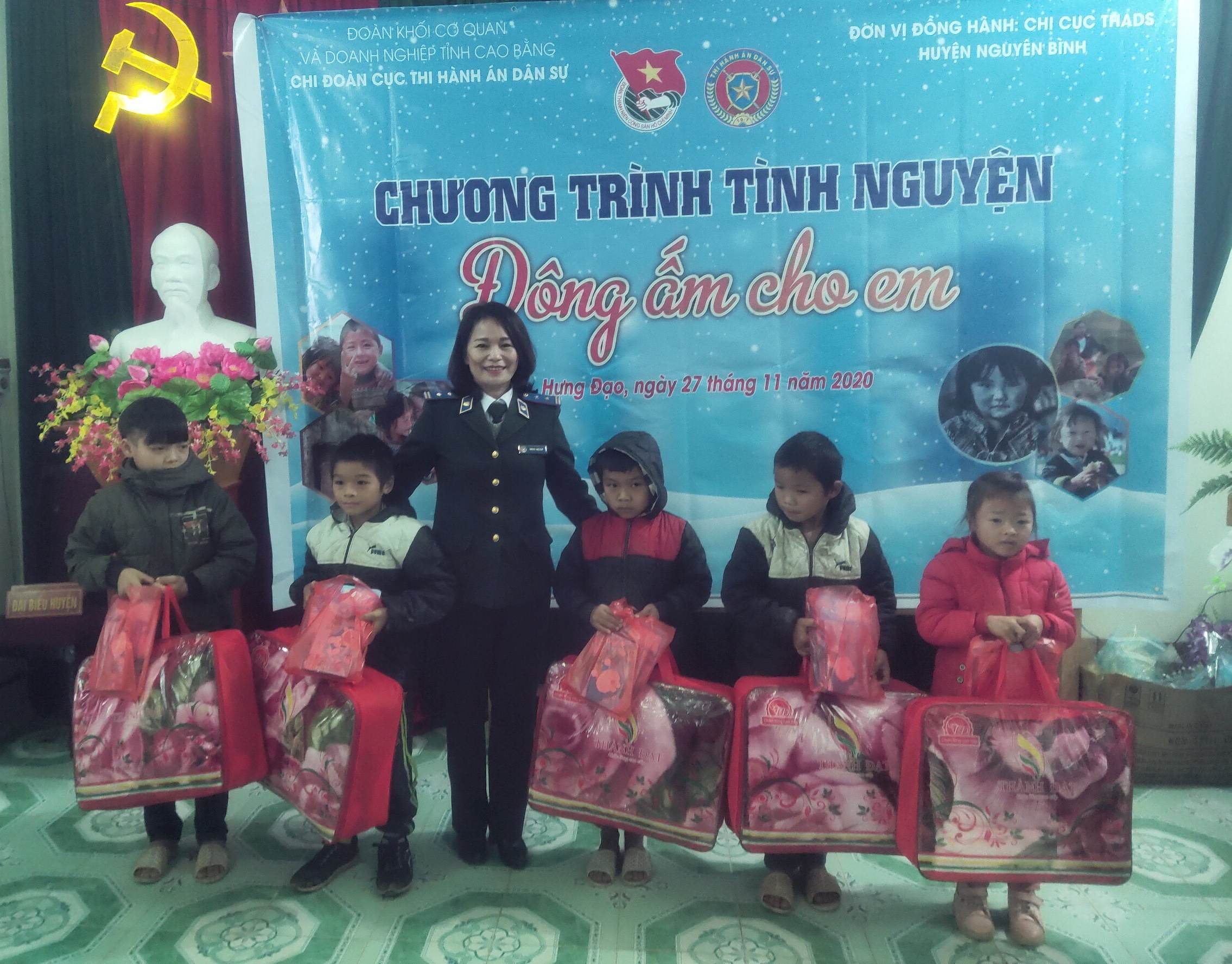 Chi đoàn thanh niên Cục Thi hành án dân sự tổ chức chương trình tình nguyện "Đông ấm cho em" tại xã Hưng Đạo, huyện Nguyên Bình