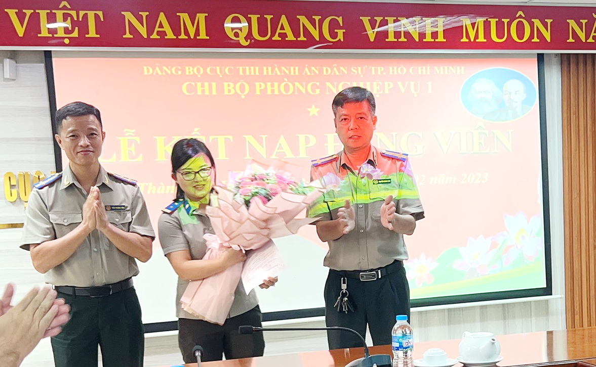 Chi bộ Phòng Nghiệp vụ 1 kết nạp đảng viên mới