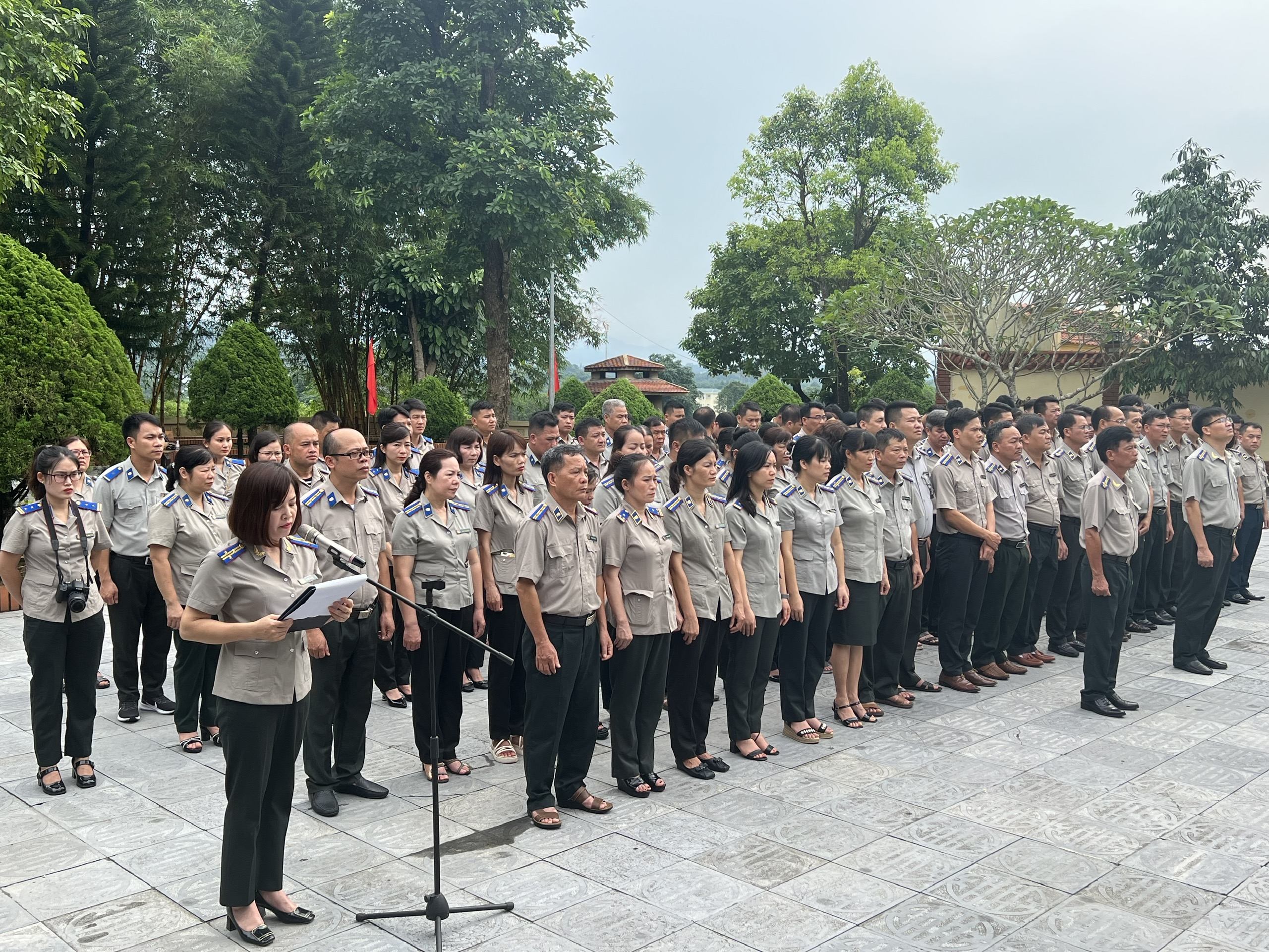 Chi bộ Cục Thi hành án dân sự tỉnh Cao Bằng tổ chức hoạt động về nguồn, dâng hương, tưởng niệm các anh hùng liệt sỹ tại Khu di tích lịch sử Quốc gia Pò Hèn.