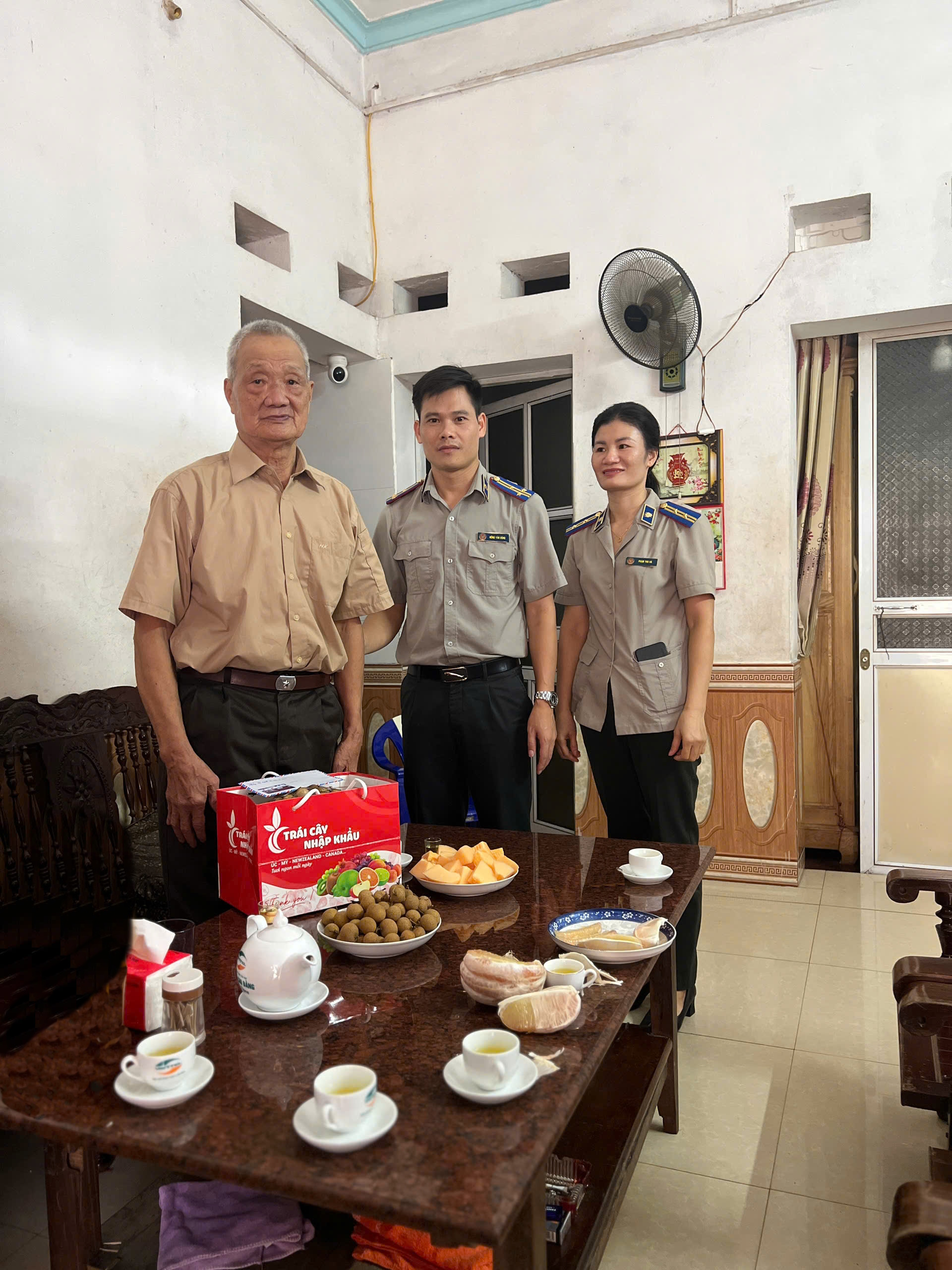 Phòng Thi hành án dân sự khu vực 1 thăm, tặng quà nhân kỷ niệm ngày Thương binh - Liệt sỹ (27/7/1947-27/7/2025)