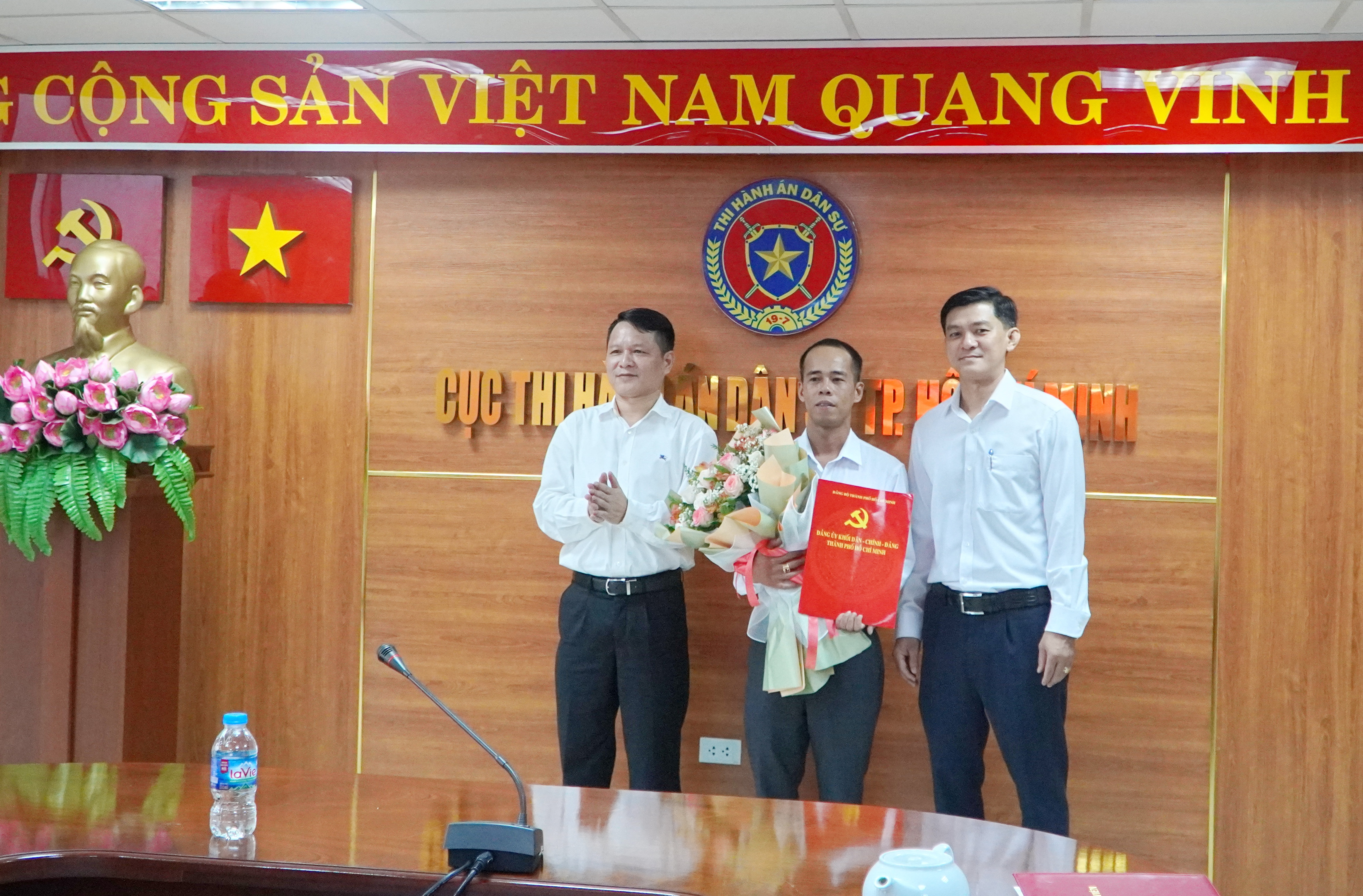 Chi bộ Phòng Nghiệp vụ 2 tổ chức Lễ kết nạp Đảng viên mới