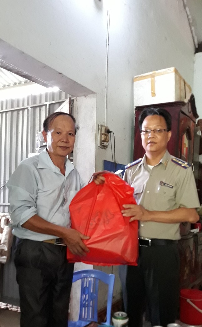 Cục Thi hành án dân sự tỉnh Cao Bằng thăm, tặng quà các gia đình chính sách, người có công nhân dịp Ngày Thương binh - Liệt sỹ 27/7