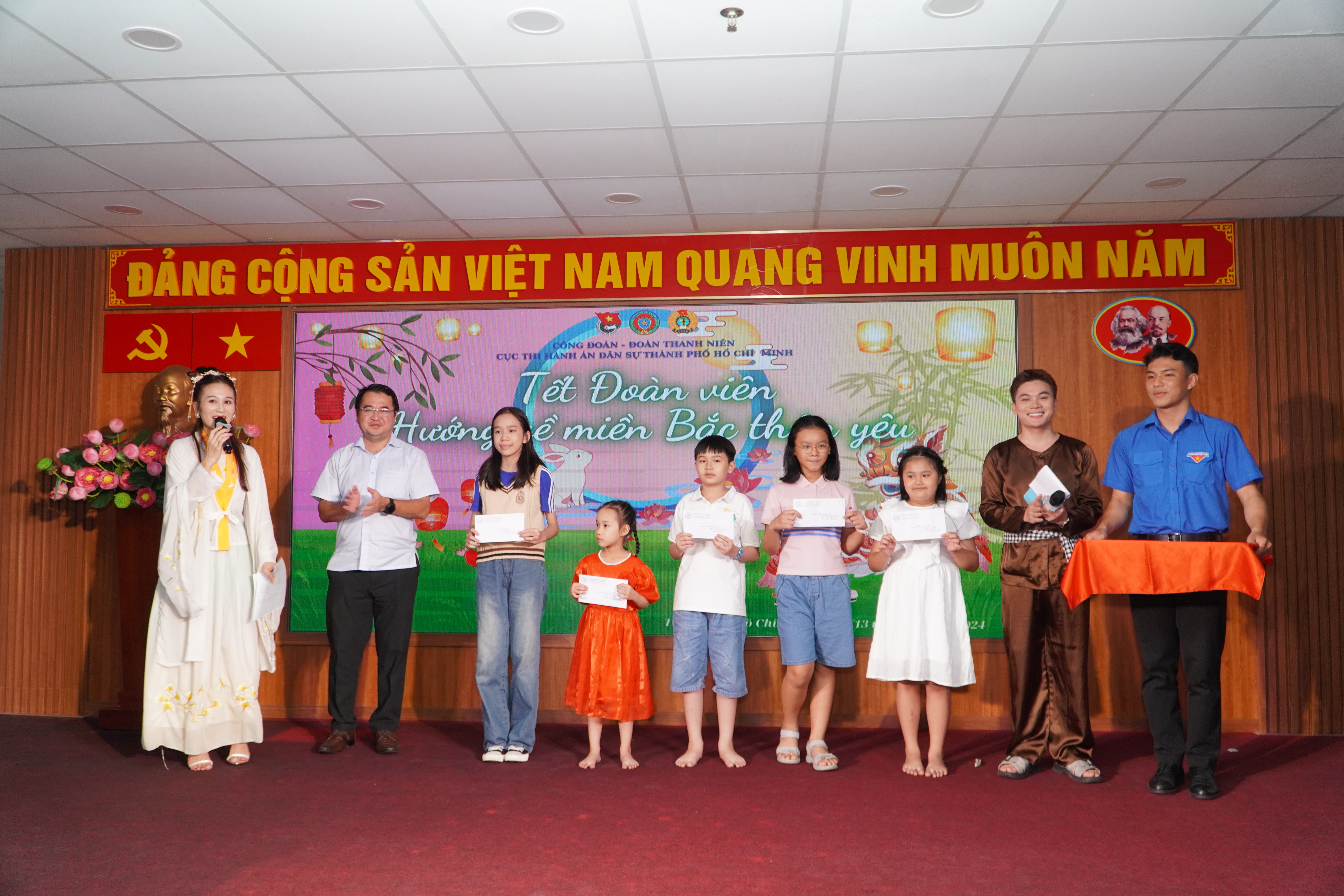 TẾT ĐOÀN VIÊN HƯỚNG VỀ MIỀN BẮC THÂN YÊU