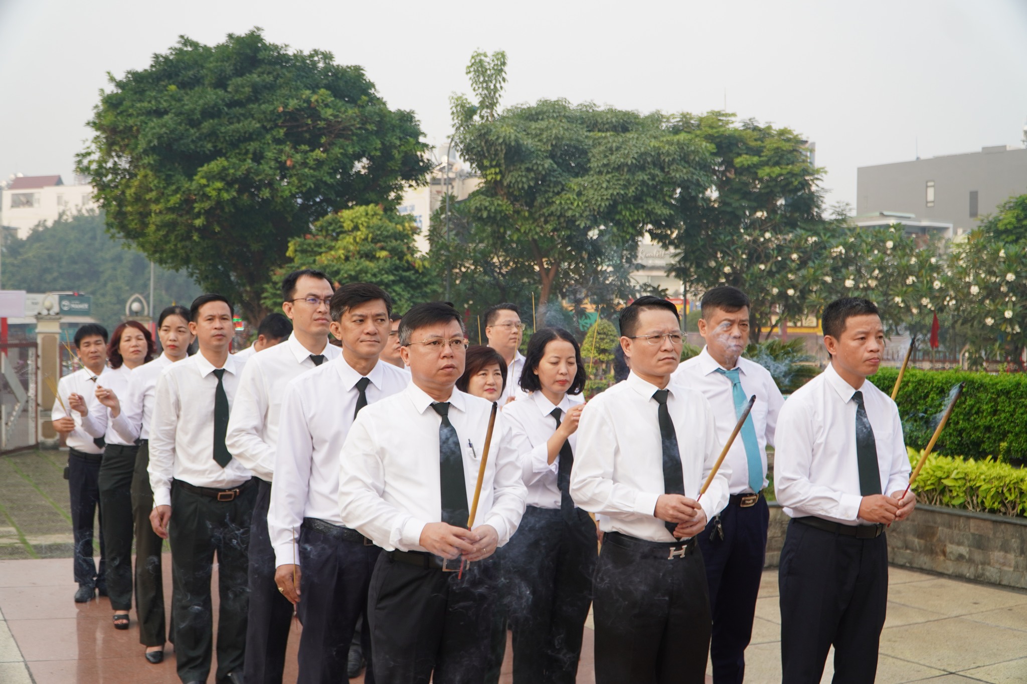 Thắp hương đài liệt sỹ Quận nhân Kỷ Niệm 95 Năm Ngày Thành Lập Đảng Cộng Sản Việt Nam và Tết Nguyên Đán Ất Tỵ 2025