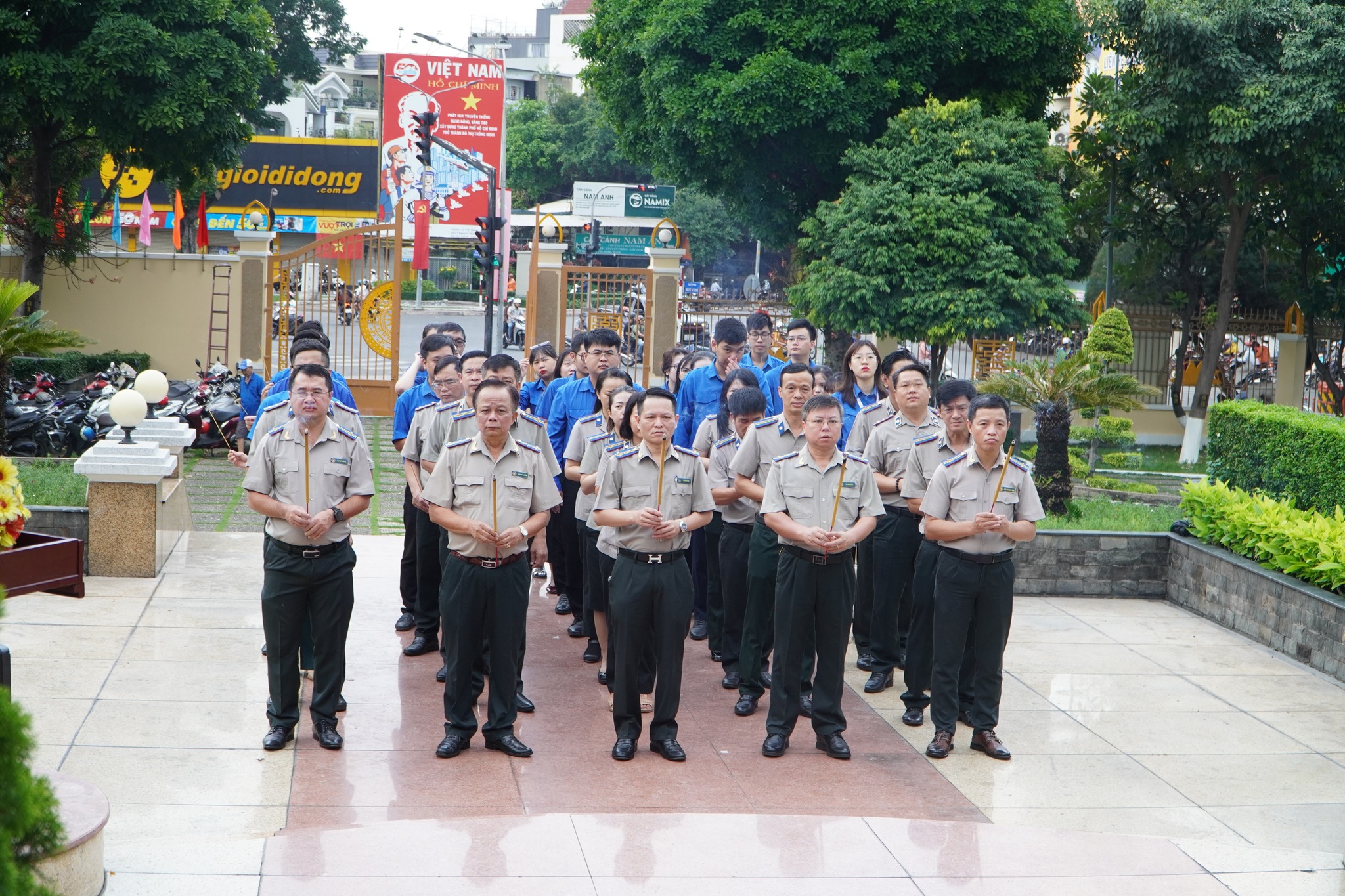 Dâng hương tưởng niệm các Anh hùng liệt sĩ nhân 50 năm Giải phóng miền Nam