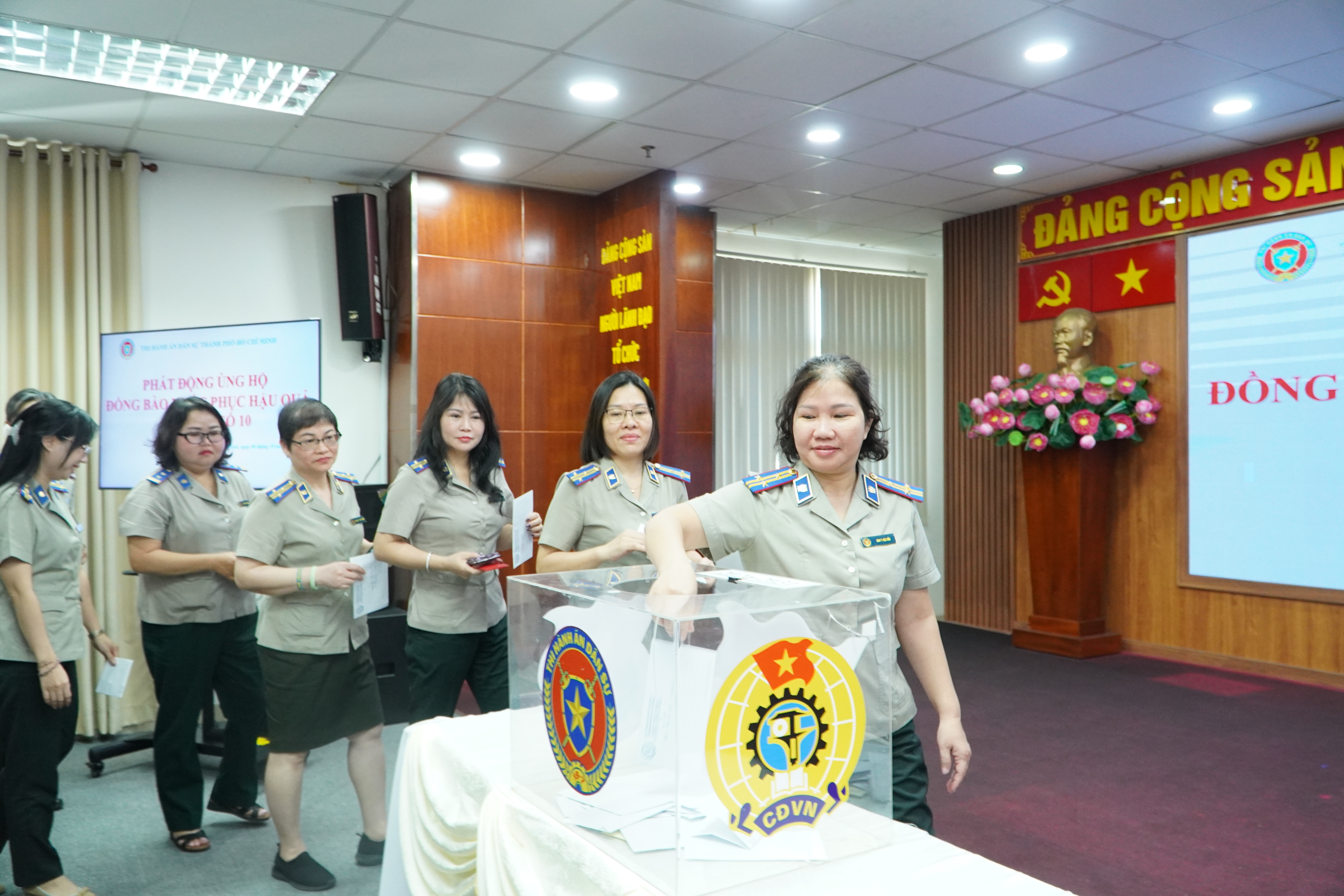 CHUNG TAY CHIA SẺ - CÙNG VƯỢT QUA BÃO LŨ