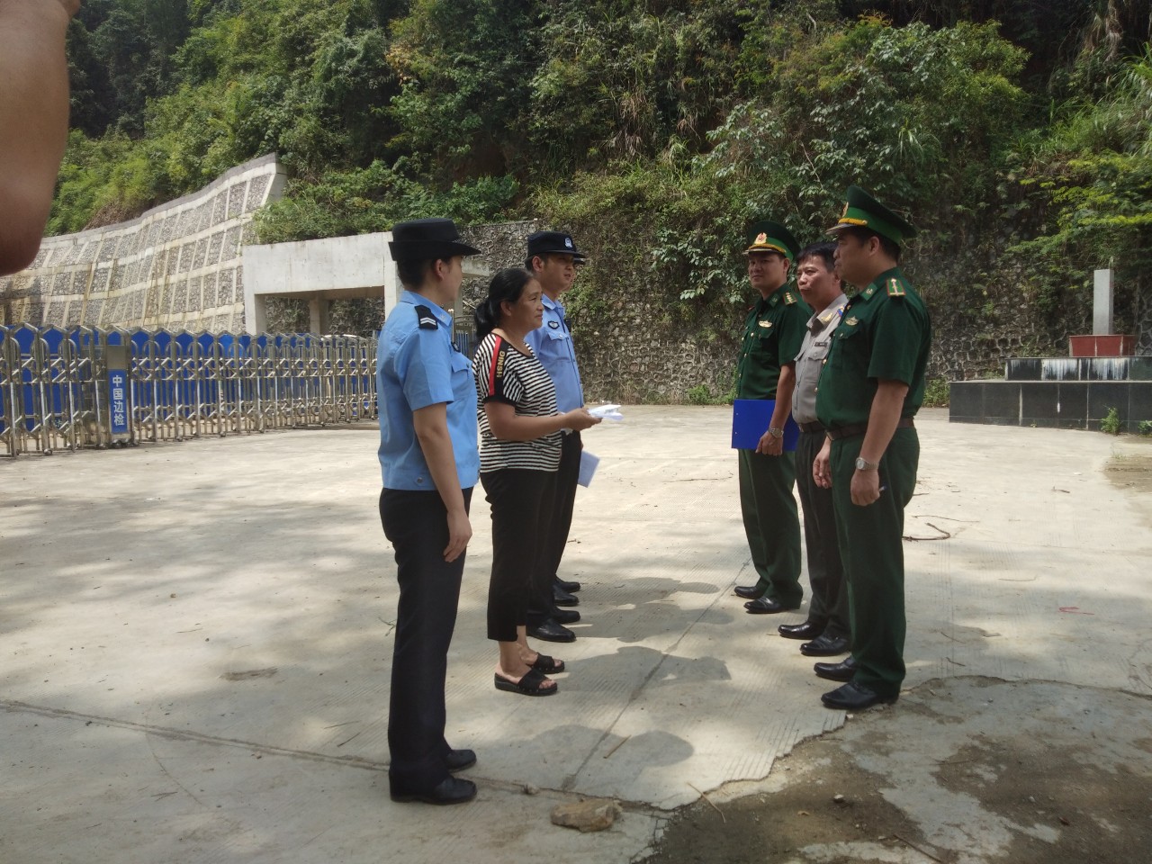 Cục Thi hành án dân sự tỉnh phối hợp với lực lượng biên phòng tổ chức trả tiền, tài sản tại khu vực biên giới