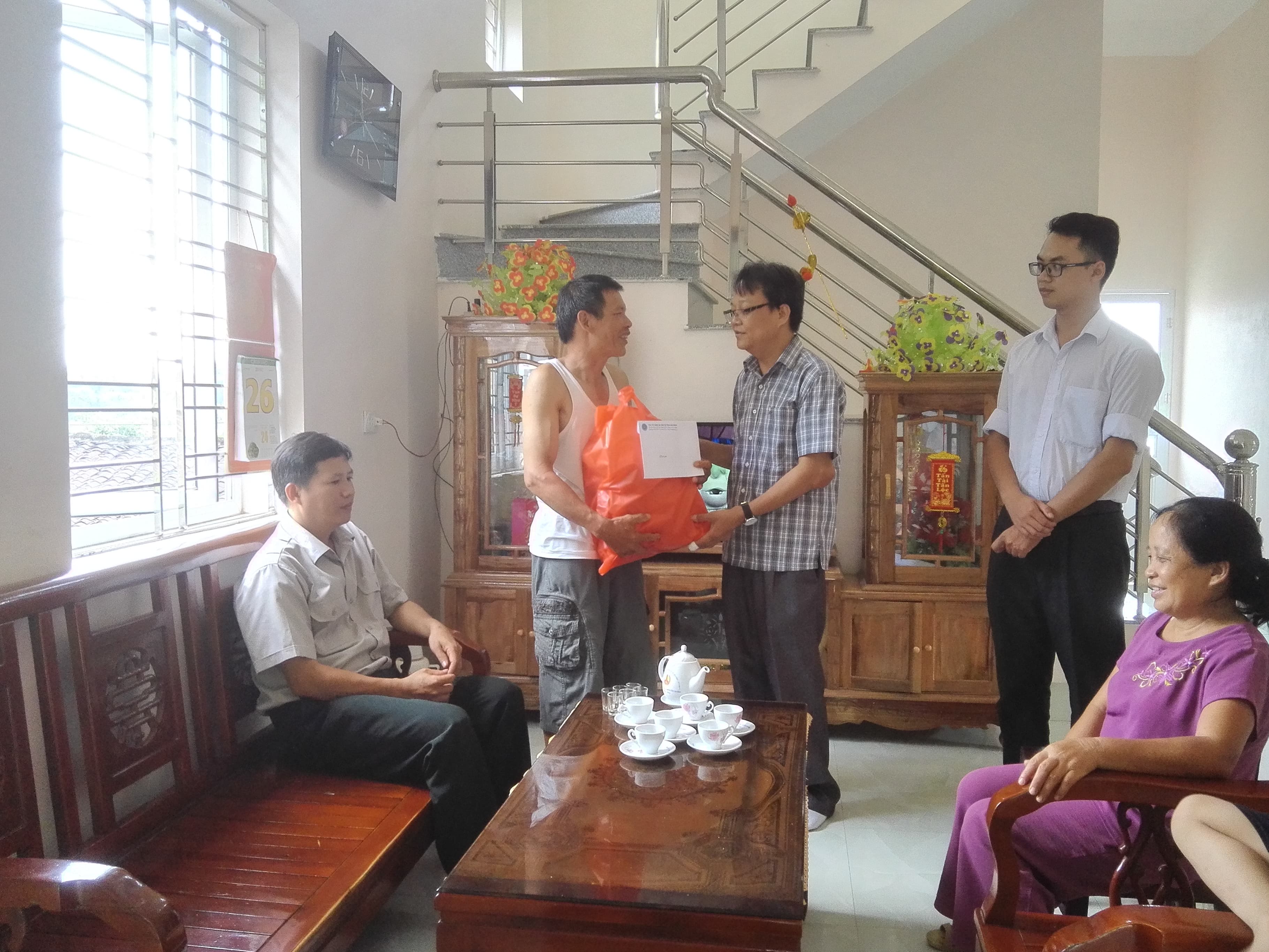 Thăm, tặng quà các gia đình chính sách, người có công với cách mạng nhân dịp kỷ niệm 72 năm ngày Thương binh, Liệt sỹ (27/7/1947 – 27/7/2019)