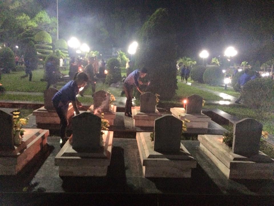 Chi đoàn Cục Thi hành án dân sự tỉnh Điện Biên:  THAM GIA THẮP NẾN TRI ÂN CÁC ANH HÙNG LIỆT SỸ TẠI NGHĨA TRANG A1