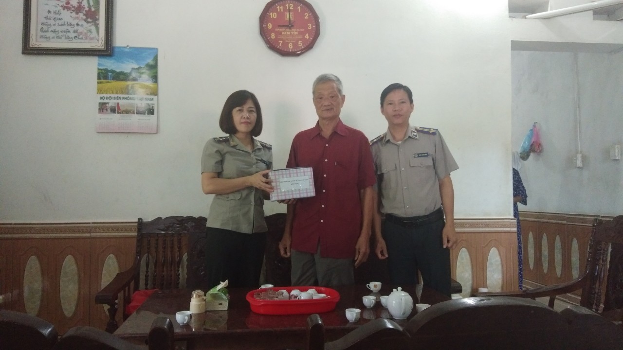 Thăm, tặng quà các gia đình chính sách kỷ niệm ngày Thương binh - Liệt sỹ (27/7/1947-27/7/2020)