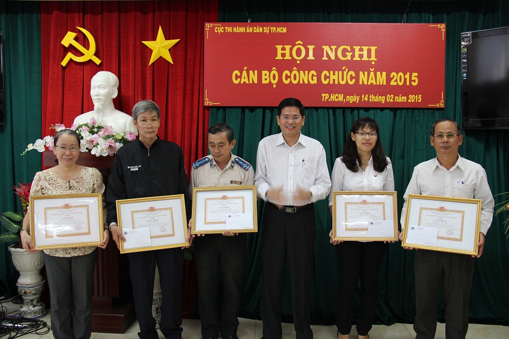 Khen thưởng đột xuất các cá nhân đã có thành tích trong công tác tiếp dân và giải quyết việc thi hành án