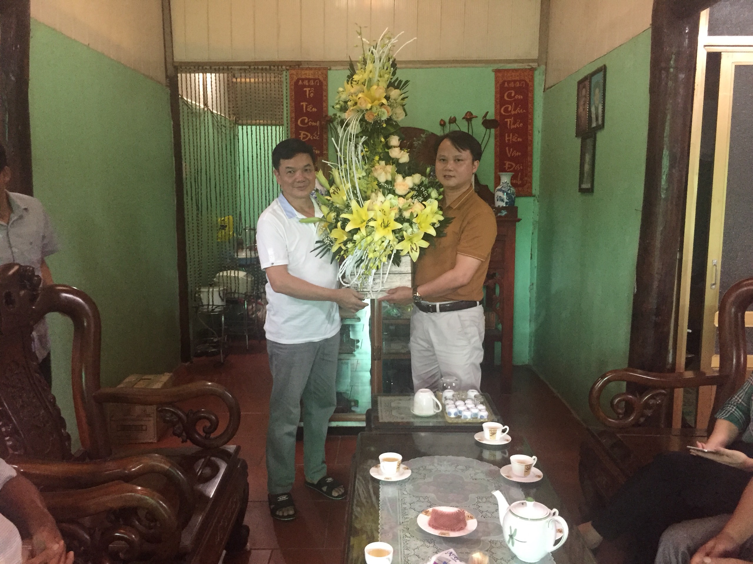 Thăm hỏi, tặng quà cán bộ, công chức hưu trí nhân dịp Kỷ niệm 74 năm Ngày truyền thống Thi hành án dân sự (19/7/1946-19/7/2020)