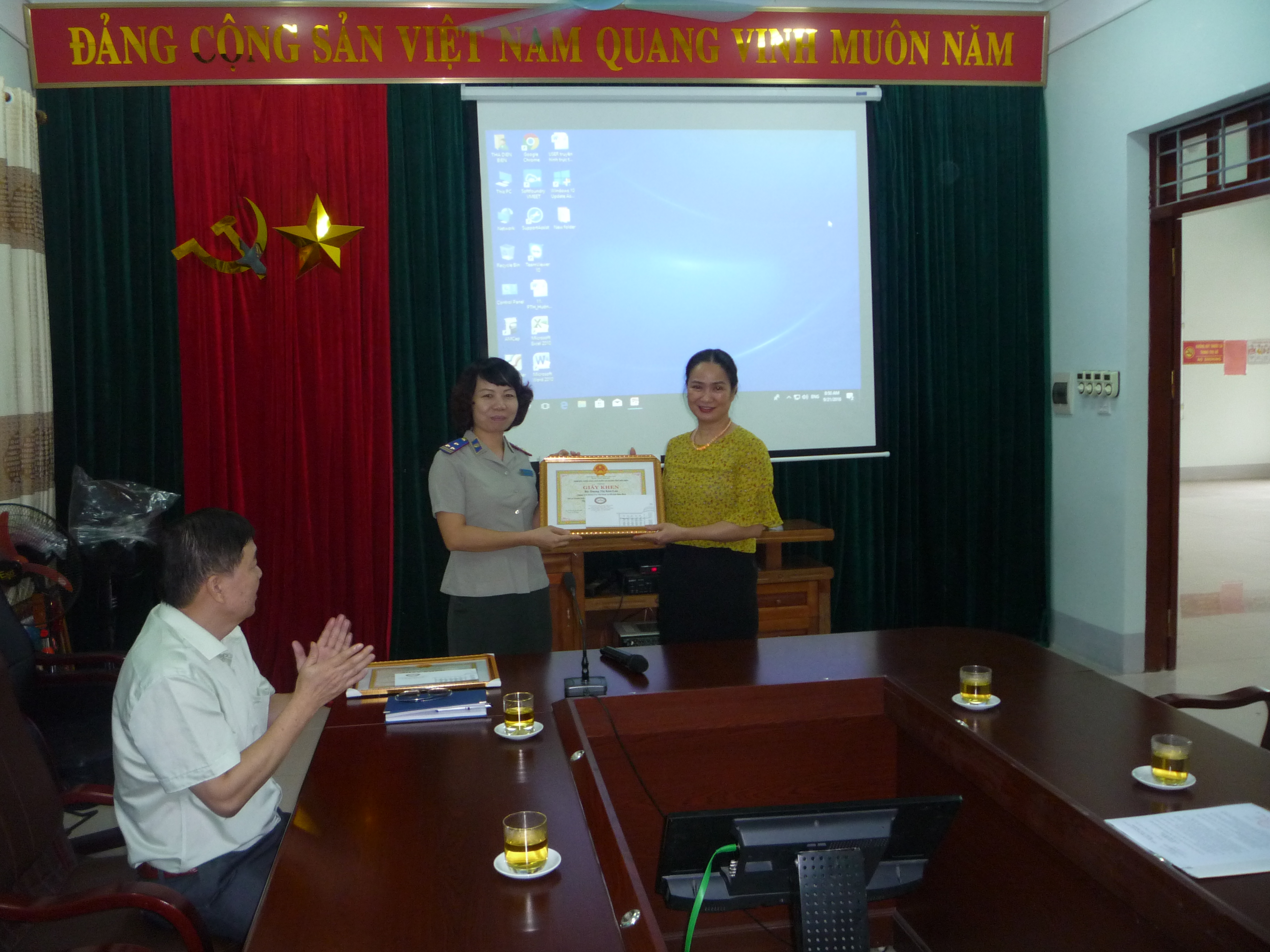 VĂN PHÒNG CỤC THI HÀNH ÁN DÂN SỰ TỈNH ĐIỆN BIÊN  NHẬN GIẤY KHEN CỦA NGÂN HÀNG NHÀ NƯỚC CHI NHÁNH TỈNH ĐIỆN BIÊN